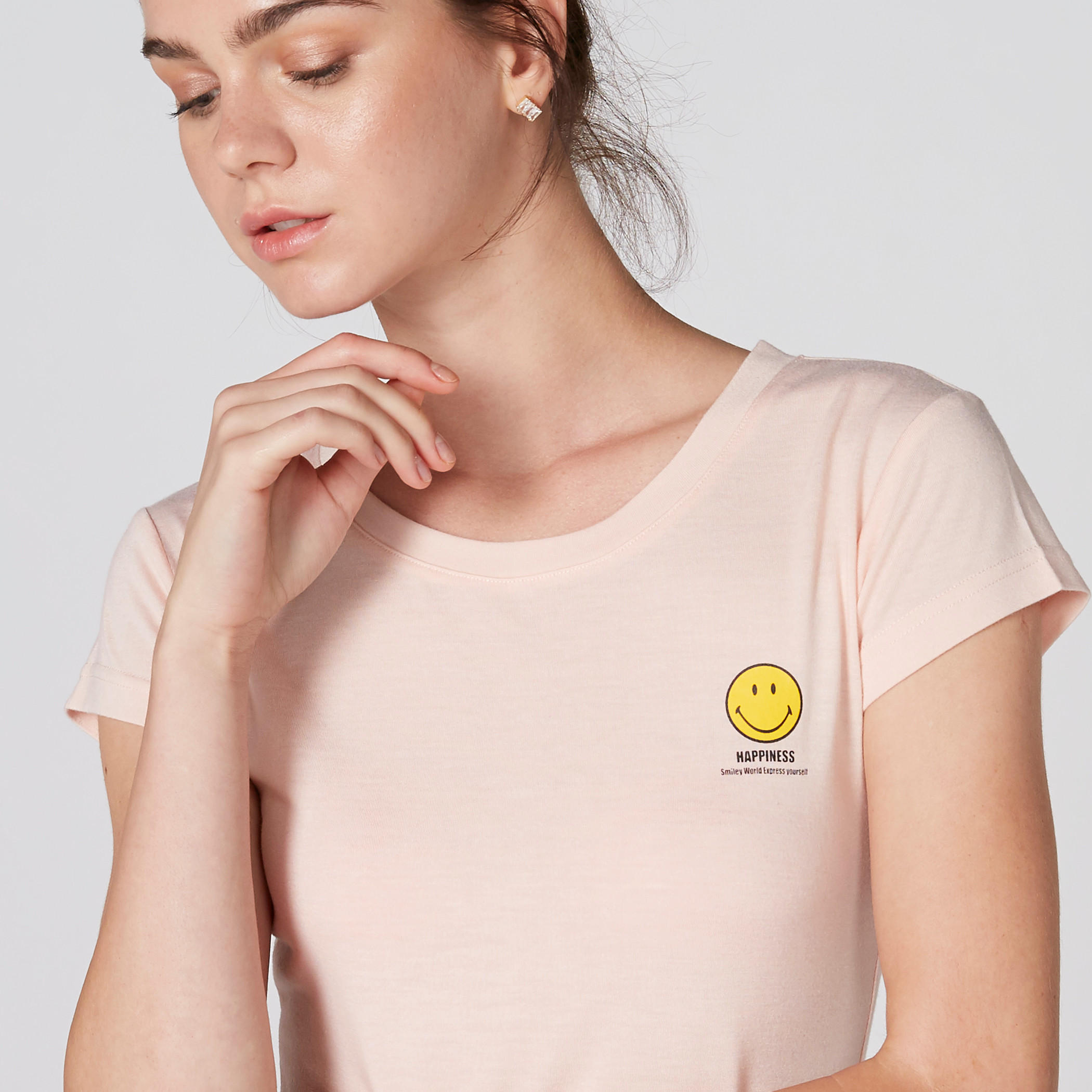تيشيرت بياقة مستديرة وأكمام كاب وطبعات سمايلي وورلد-women-clothing-tshirts-image-4