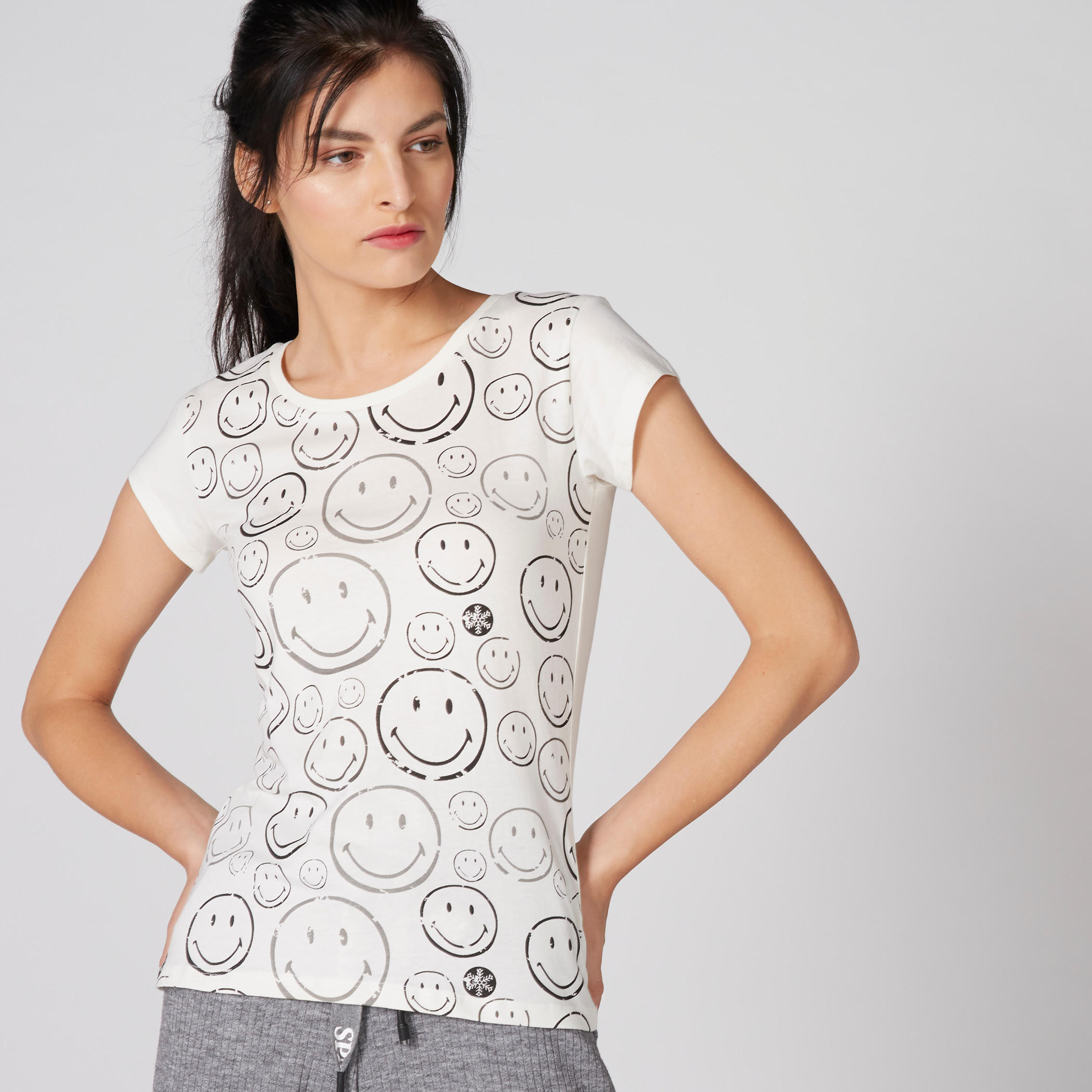 تيشيرت بياقة مستديرة وأكمام كاب وطبعات سمايلي وورلد-women-clothing-tshirts-image-1