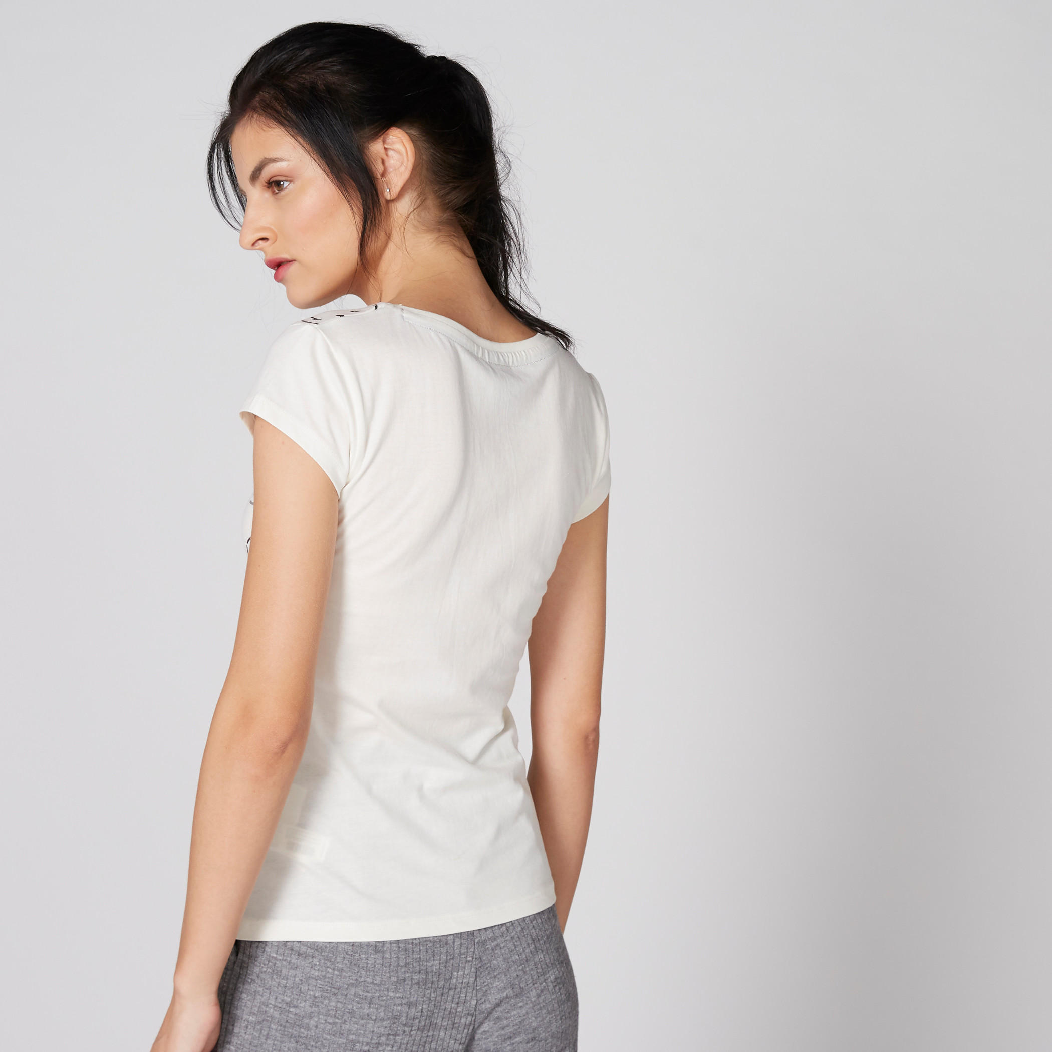 تيشيرت بياقة مستديرة وأكمام كاب وطبعات سمايلي وورلد-women-clothing-tshirts-image-2