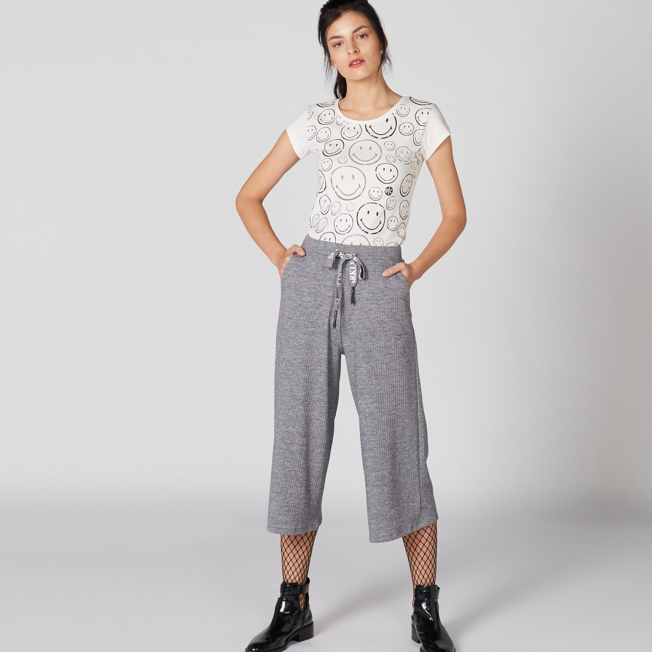 تيشيرت بياقة مستديرة وأكمام كاب وطبعات سمايلي وورلد-women-clothing-tshirts-image-3