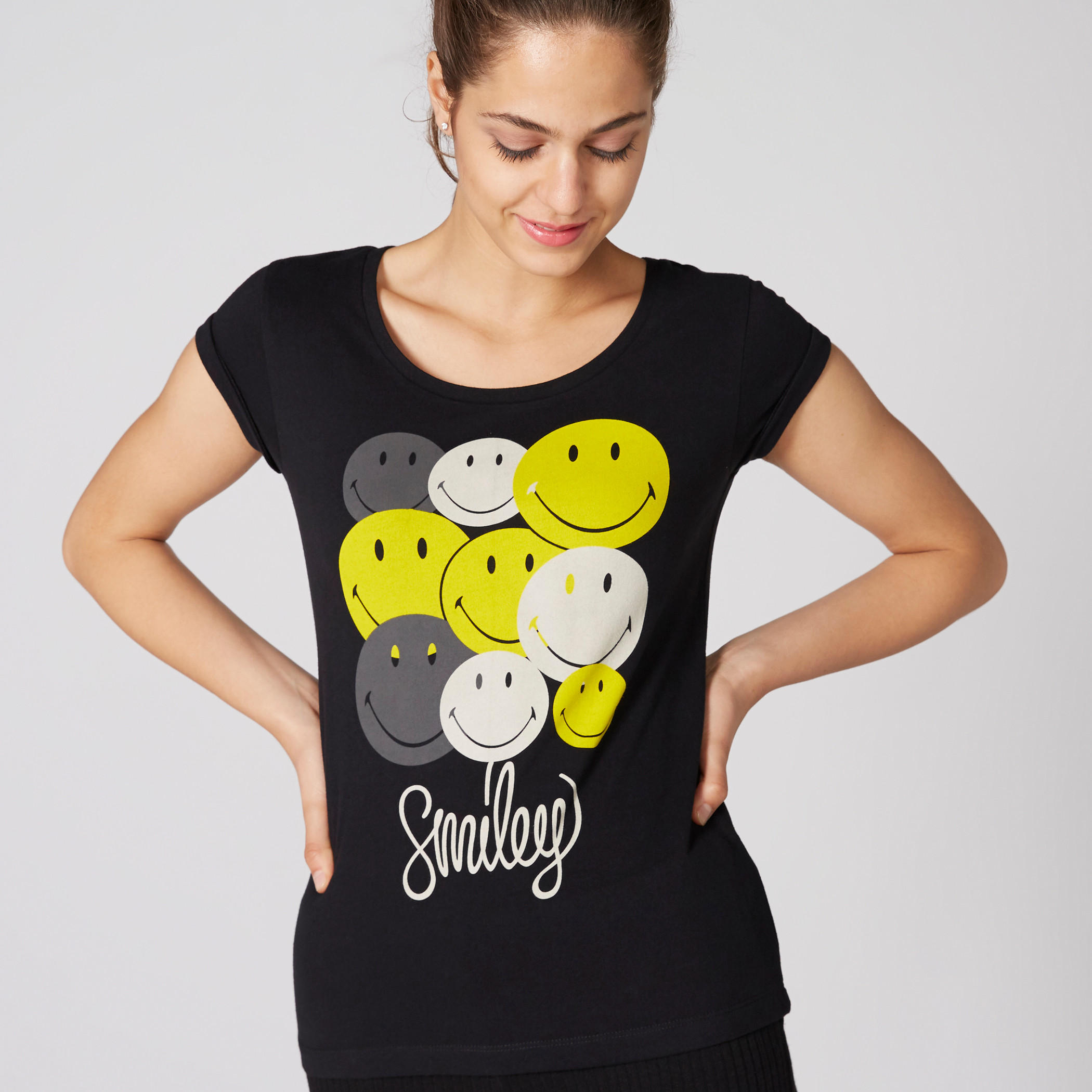 تيشيرت بياقة مستديرة وأكمام كاب وطبعات سمايلي وورلد-women-clothing-tshirts-image-1