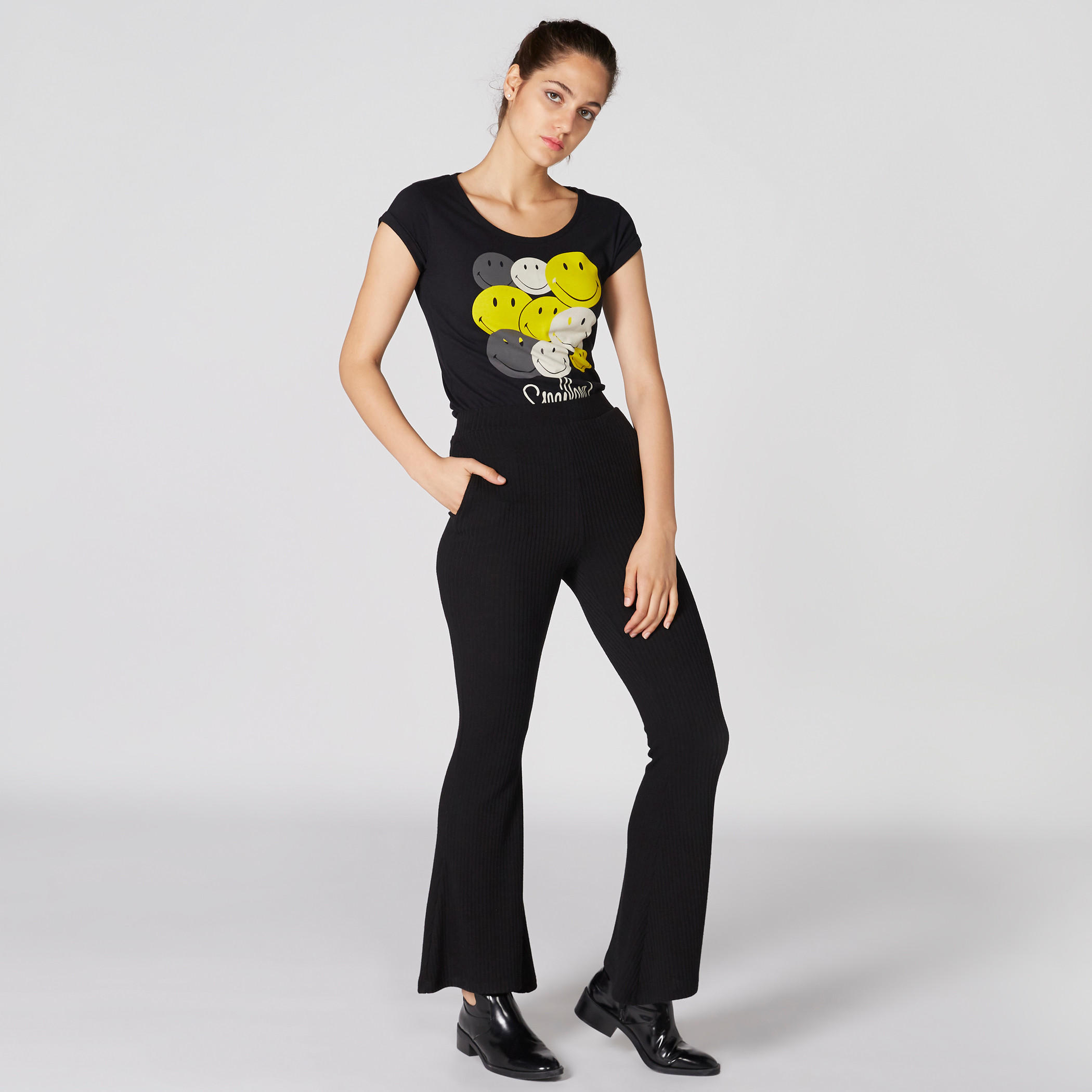 تيشيرت بياقة مستديرة وأكمام كاب وطبعات سمايلي وورلد-women-clothing-tshirts-image-3