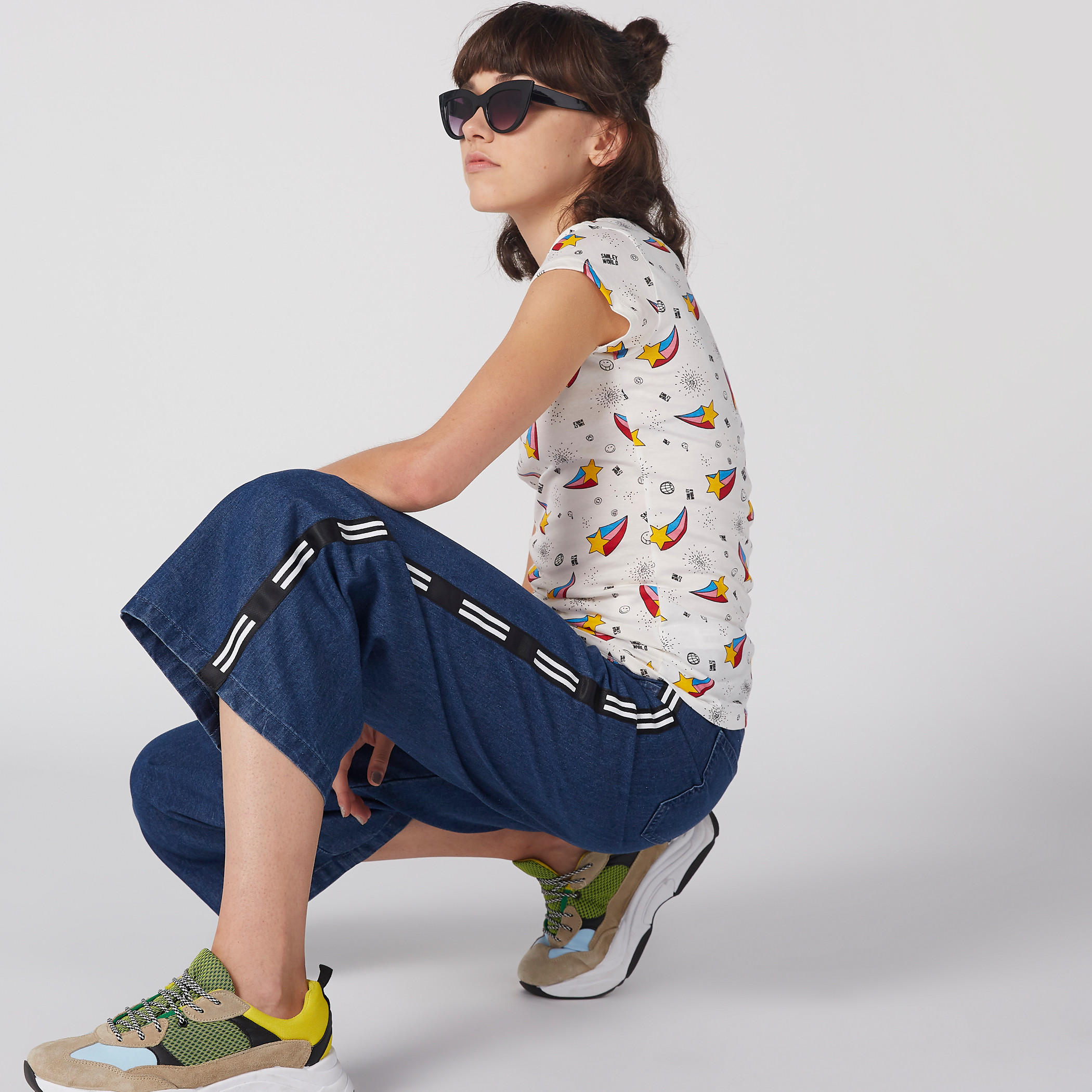 تيشيرت بياقة مستديرة وطبعات سمايلي وورلد-women-clothing-tshirts-image-4