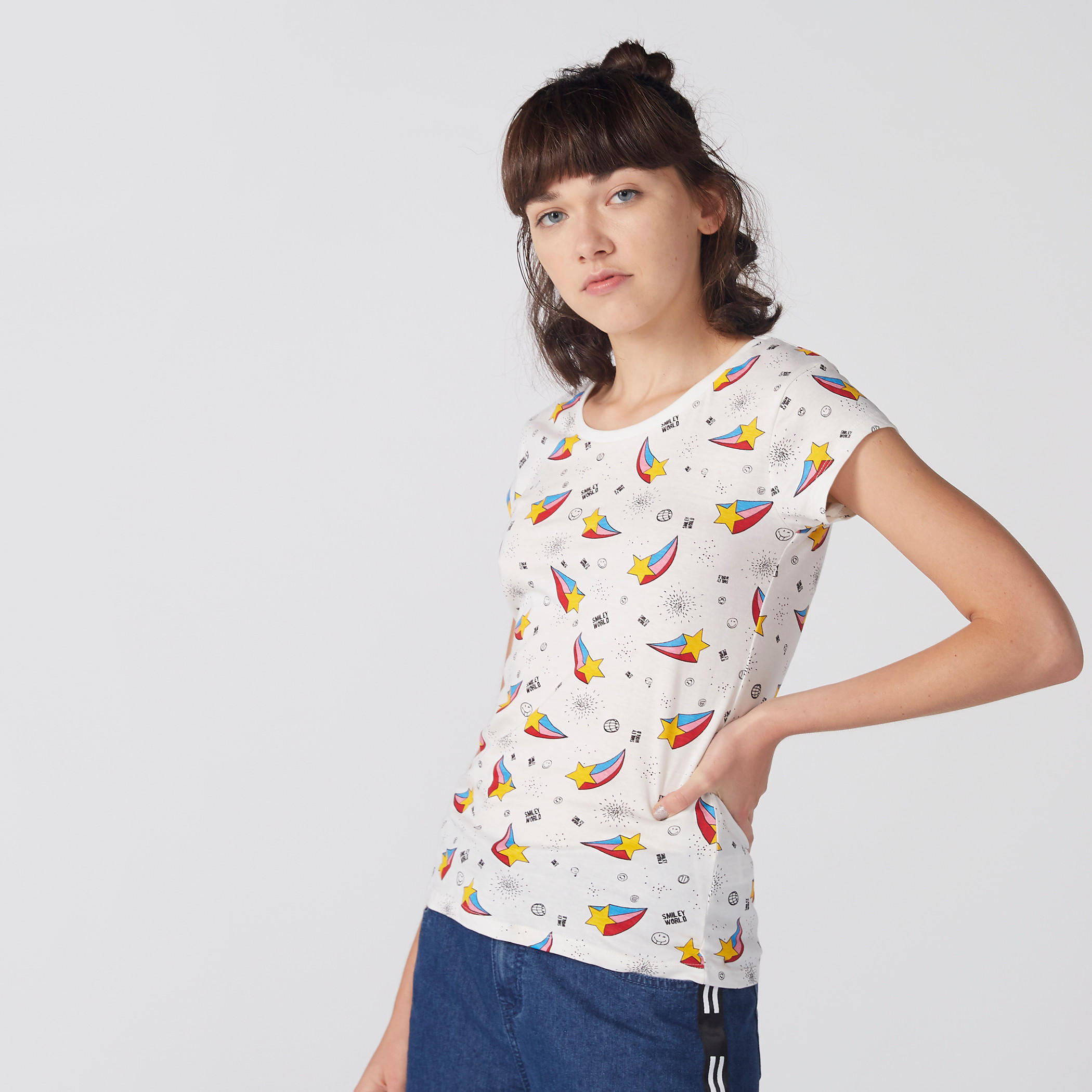 تيشيرت بياقة مستديرة وطبعات سمايلي وورلد-women-clothing-tshirts-image-3