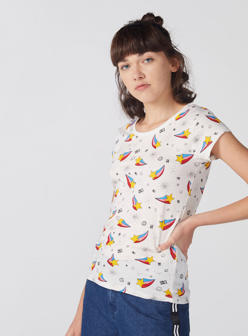 تيشيرت بياقة مستديرة وطبعات سمايلي وورلد-women-clothing-tshirts-image-3