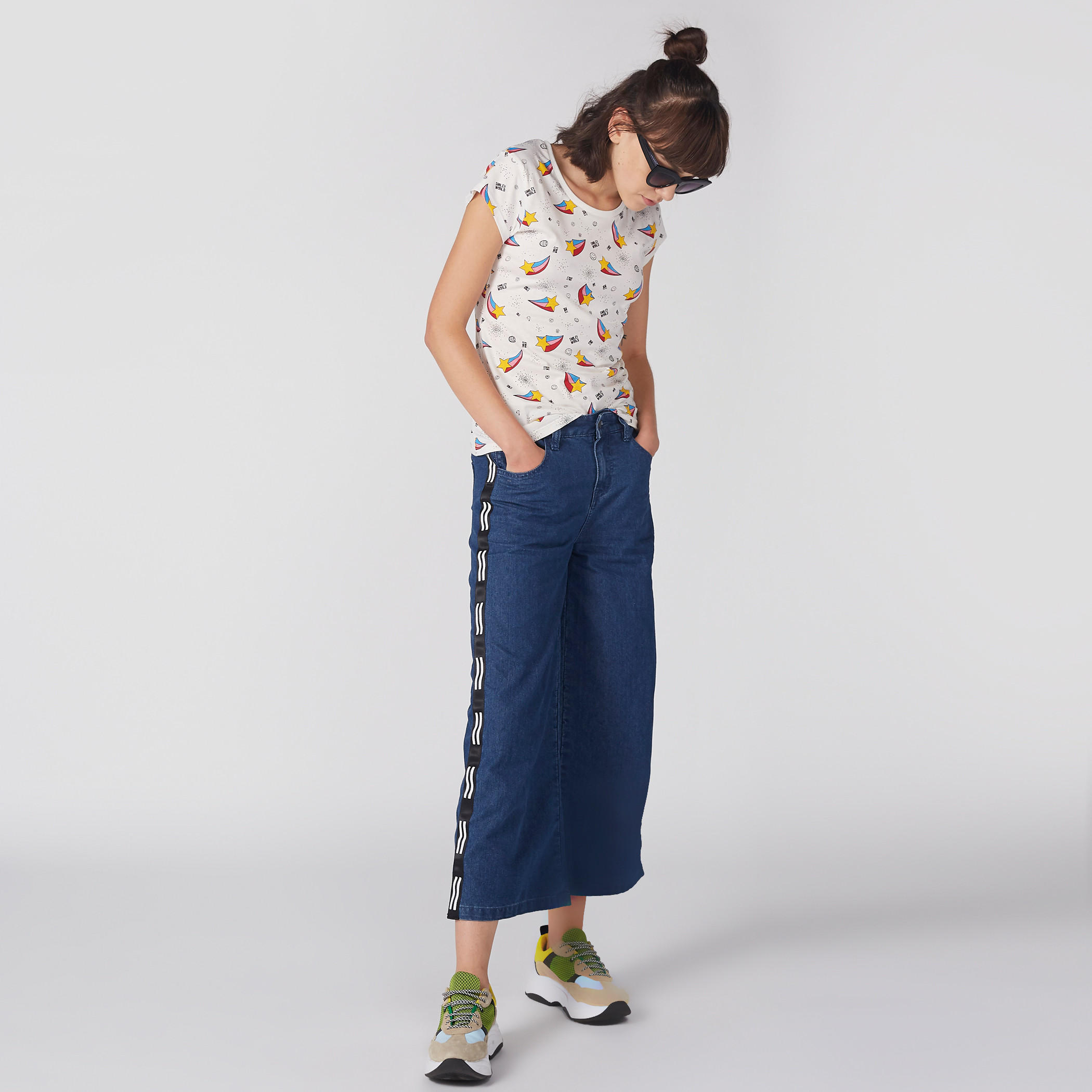 تيشيرت بياقة مستديرة وطبعات سمايلي وورلد-women-clothing-tshirts-image-2