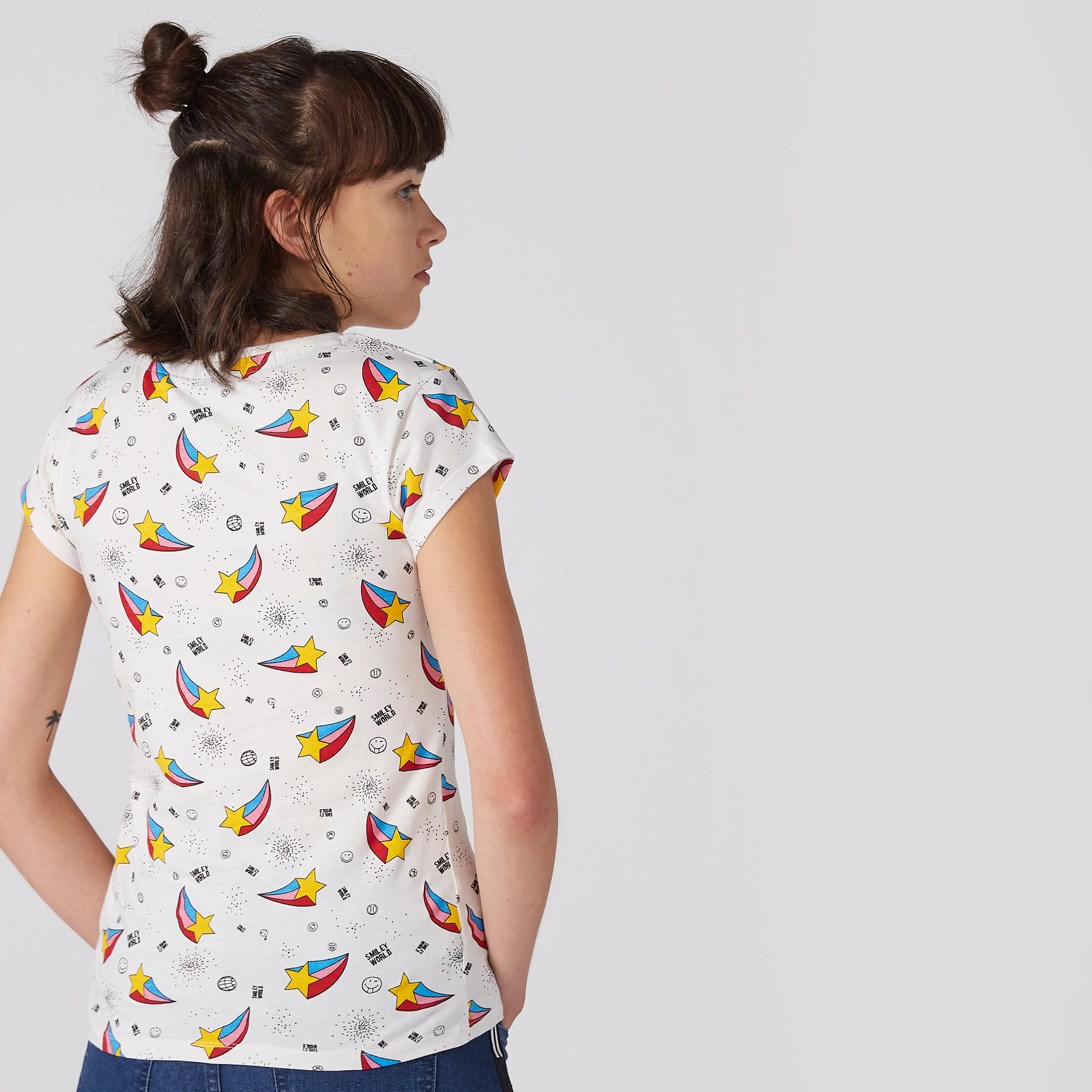 تيشيرت بياقة مستديرة وطبعات سمايلي وورلد-women-clothing-tshirts-image-1