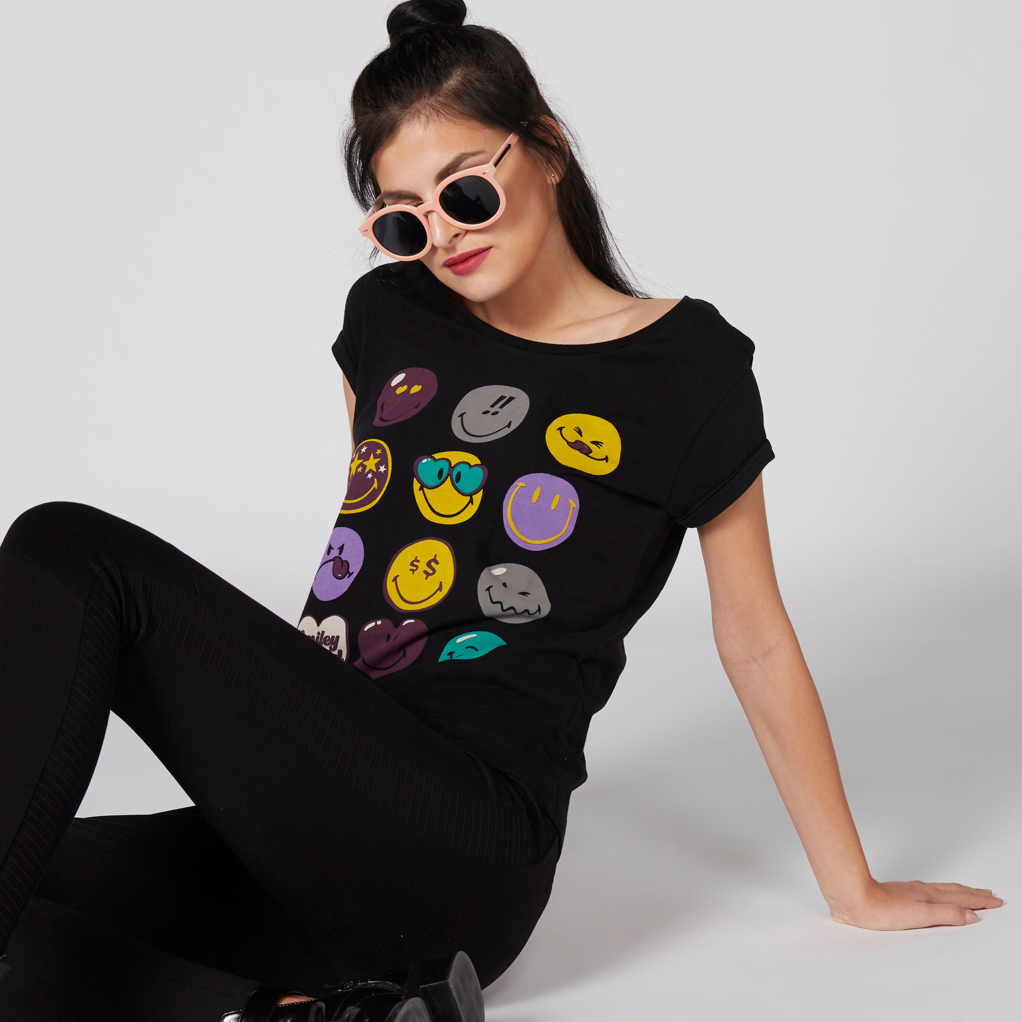 تيشيرت بياقة مستديرة وأكمام كاب وطبعات سمايلي وورلد-women-clothing-tshirts-image-1