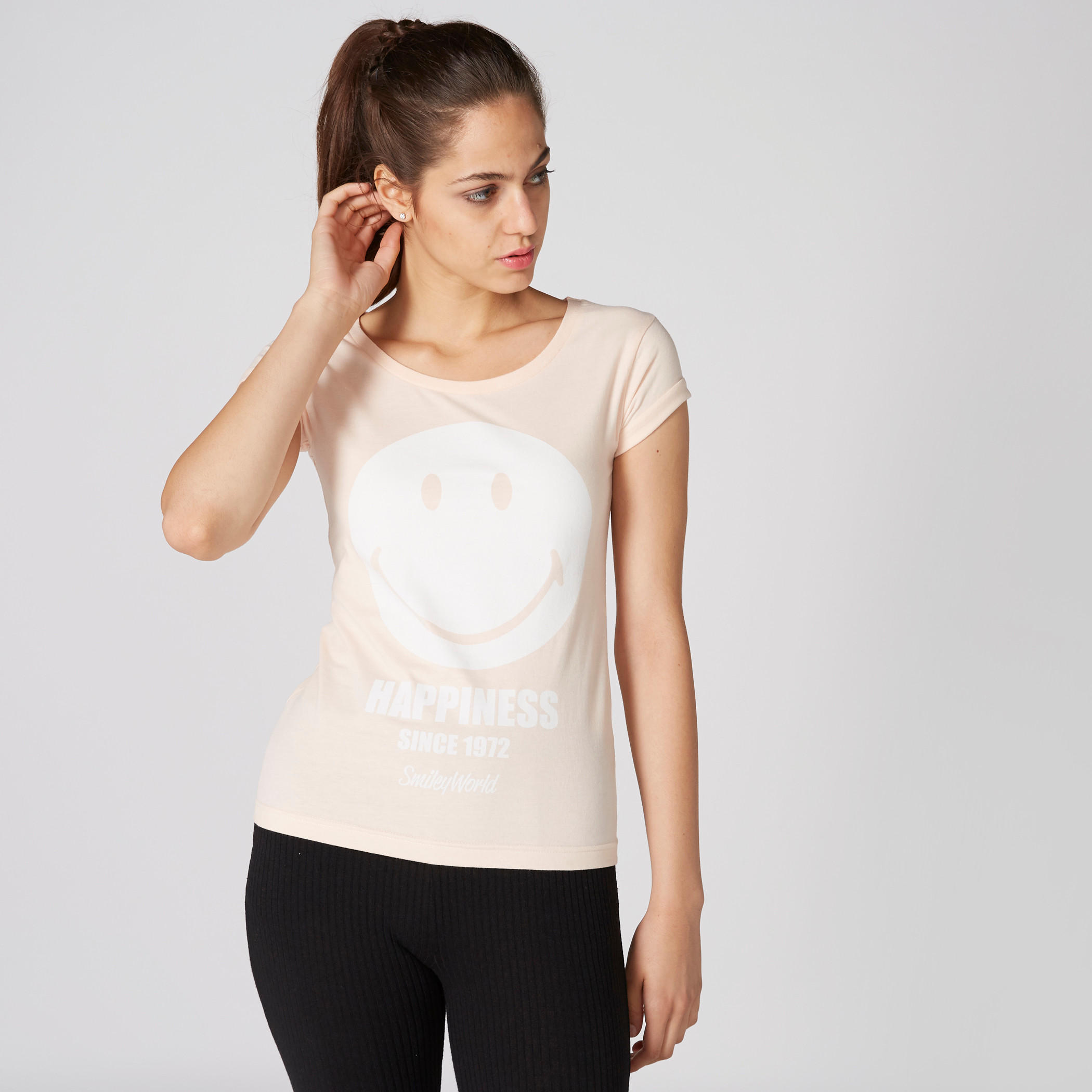 تيشيرت بياقة مستديرة وأكمام كاب وطبعات سمايلي وورلد-women-clothing-tshirts-image-3