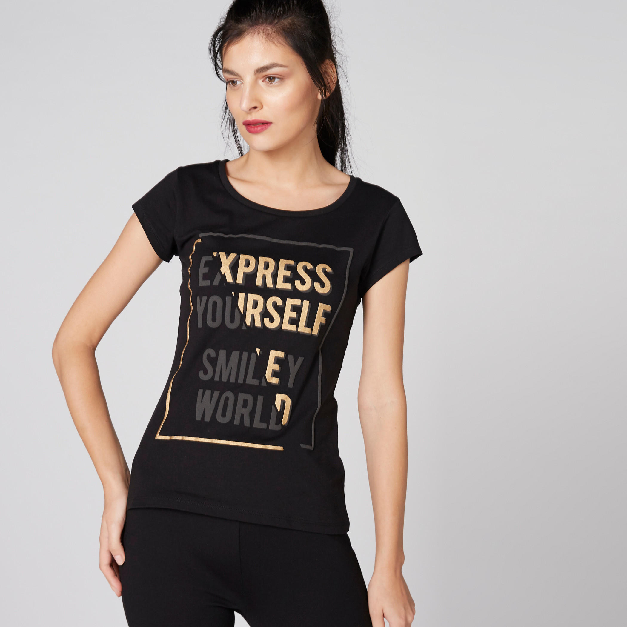 تيشيرت بياقة مستديرة وأكمام كاب وطبعات سمايلي وورلد-women-clothing-tshirts-image-1
