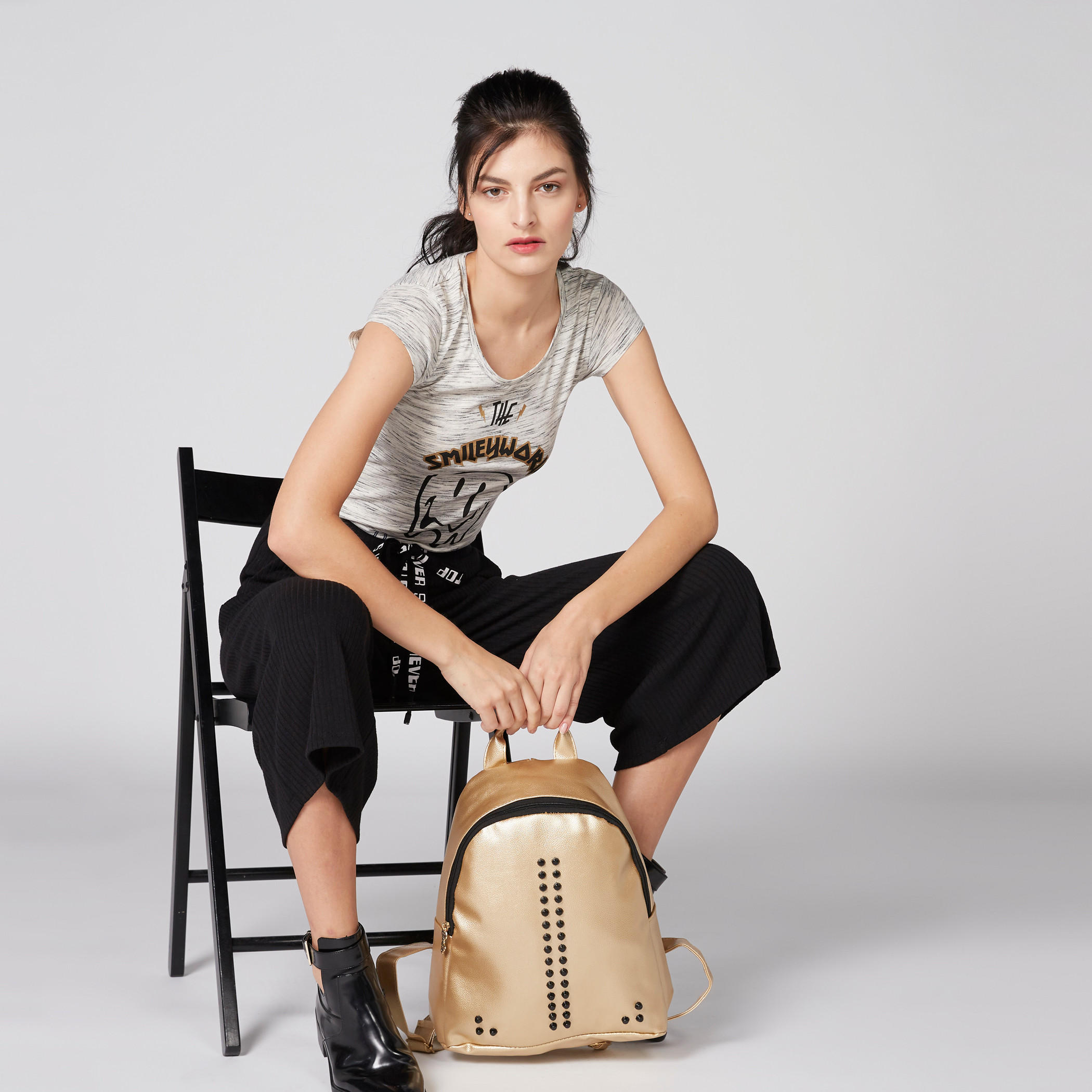 تيشيرت بياقة مستديرة وأكمام كاب وطبعات سمايلي وورلد-women-clothing-tshirts-image-1