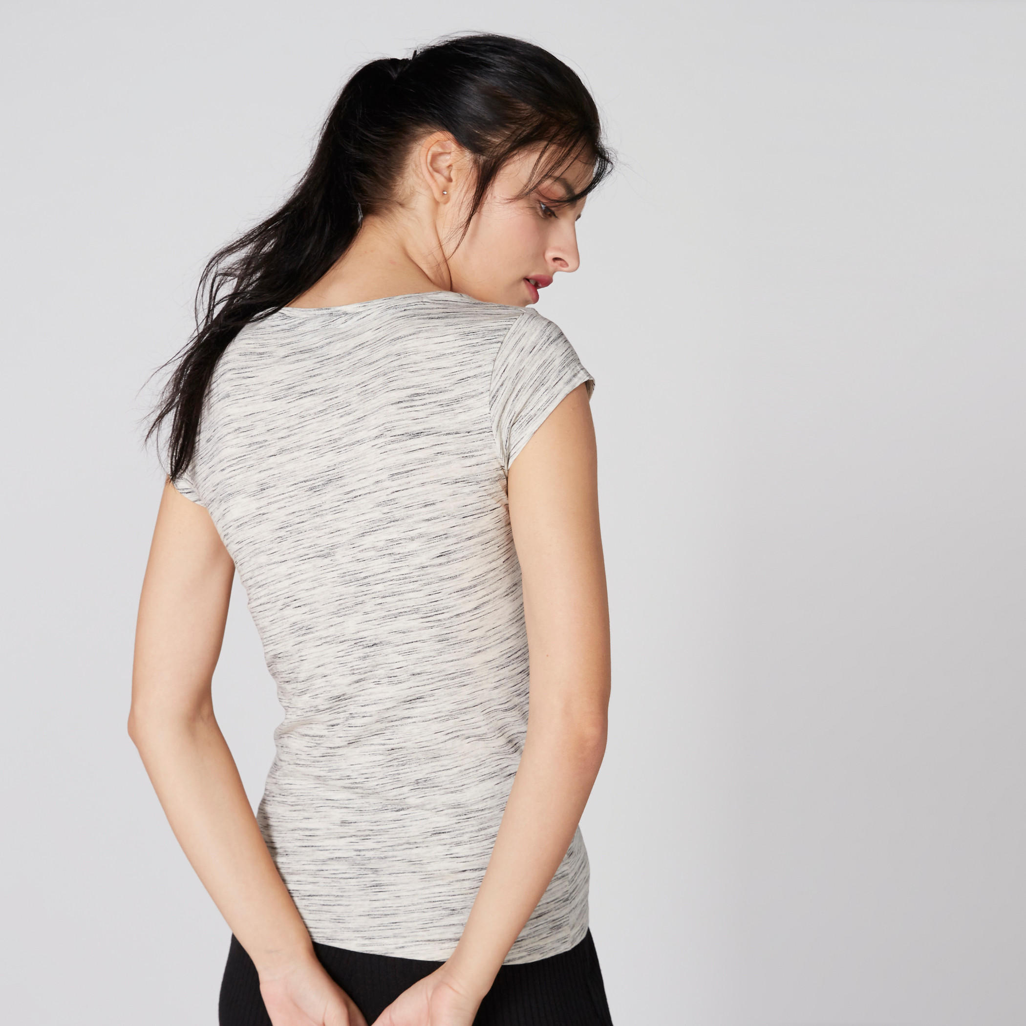 تيشيرت بياقة مستديرة وأكمام كاب وطبعات سمايلي وورلد-women-clothing-tshirts-image-2
