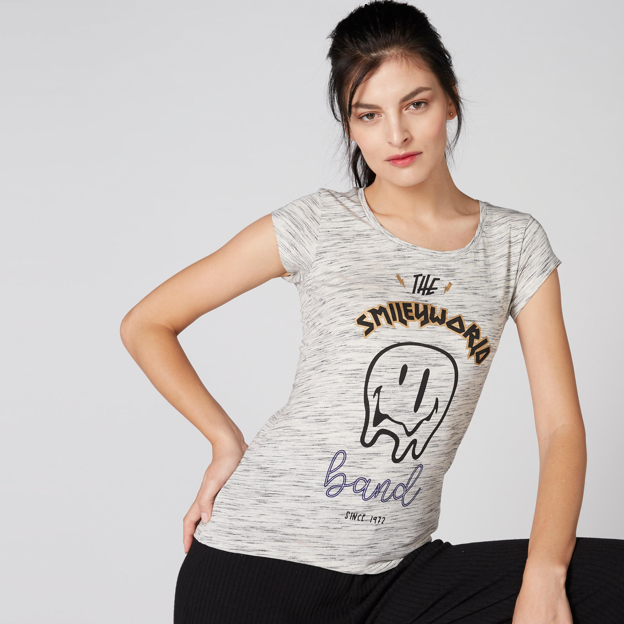 تيشيرت بياقة مستديرة وأكمام كاب وطبعات سمايلي وورلد-women-clothing-tshirts-image-3