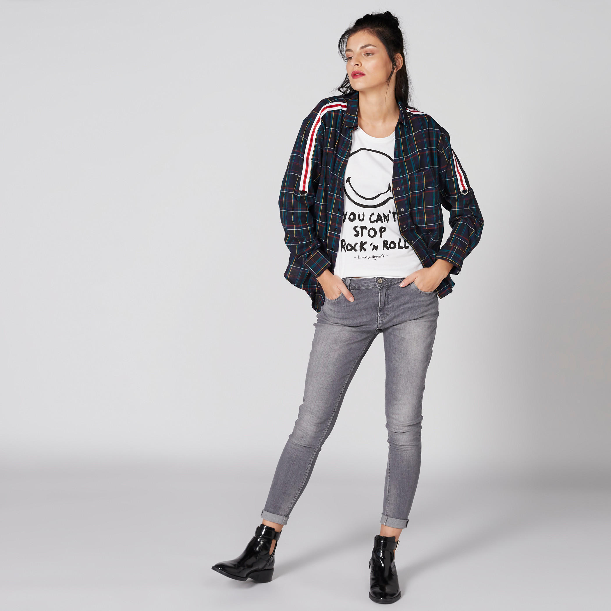 تيشيرت بياقة مستديرة وأكمام كاب وطبعات سمايلي وورلد-women-clothing-tshirts-image-1