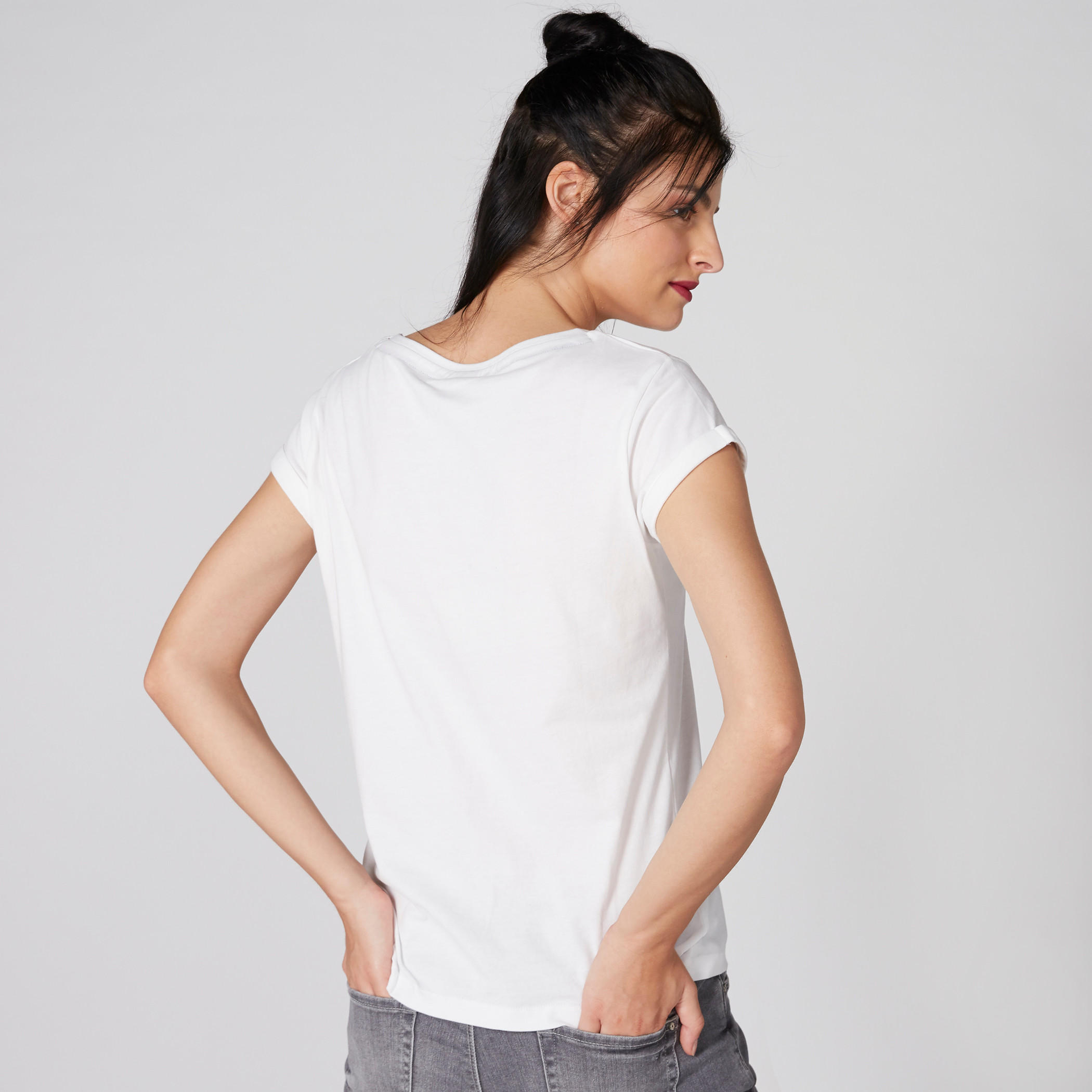 تيشيرت بياقة مستديرة وأكمام كاب وطبعات سمايلي وورلد-women-clothing-tshirts-image-2