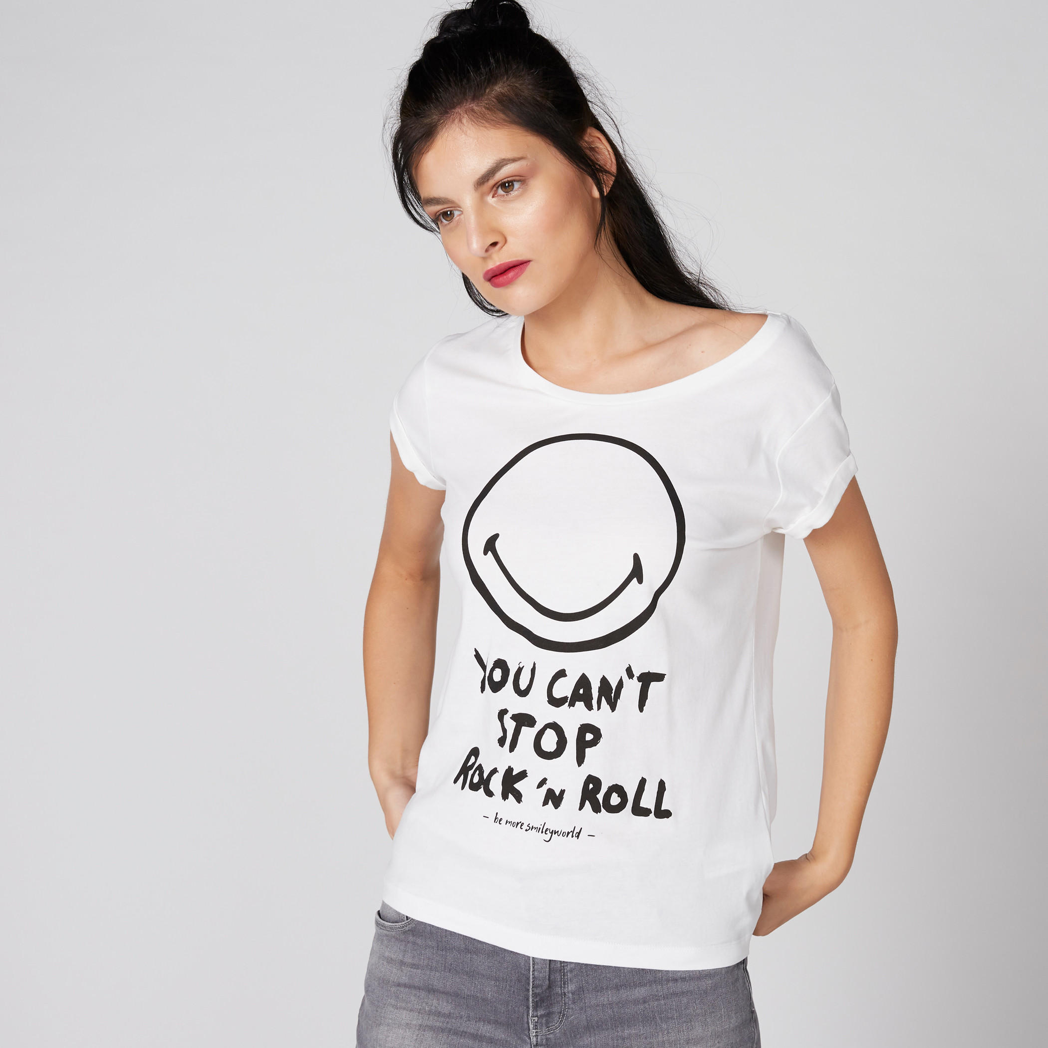 تيشيرت بياقة مستديرة وأكمام كاب وطبعات سمايلي وورلد-women-clothing-tshirts-image-3