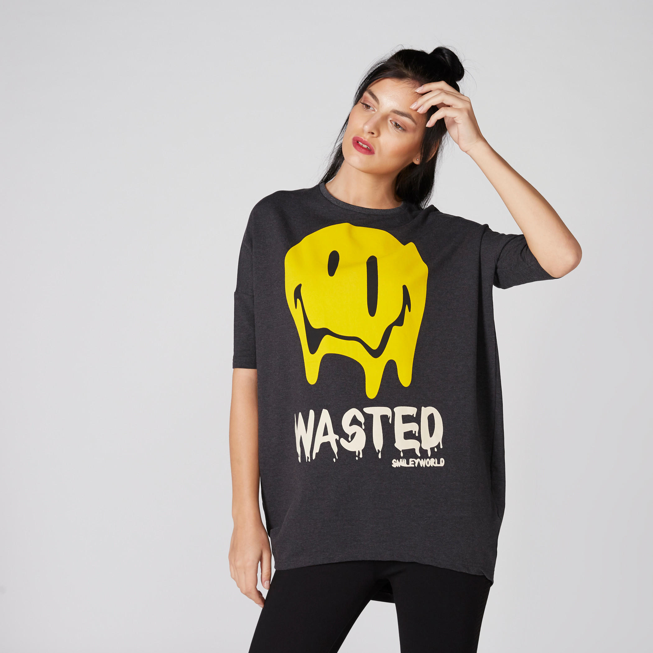 تيشيرت بياقة مستديرة وأكمام متصلة وطبعات سمايلي وورلد-women-clothing-tshirts-image-3