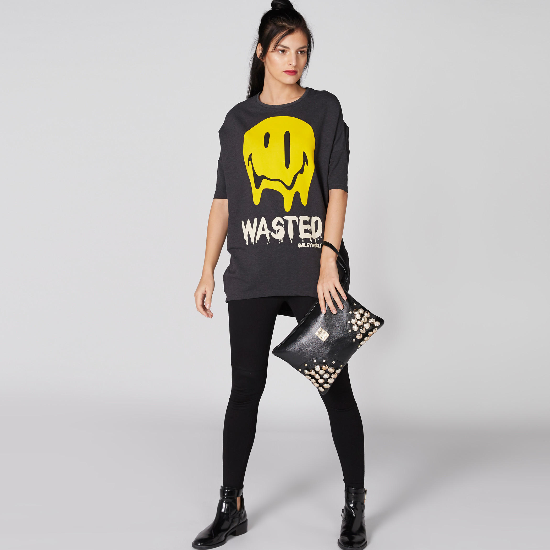 تيشيرت بياقة مستديرة وأكمام متصلة وطبعات سمايلي وورلد-women-clothing-tshirts-image-4
