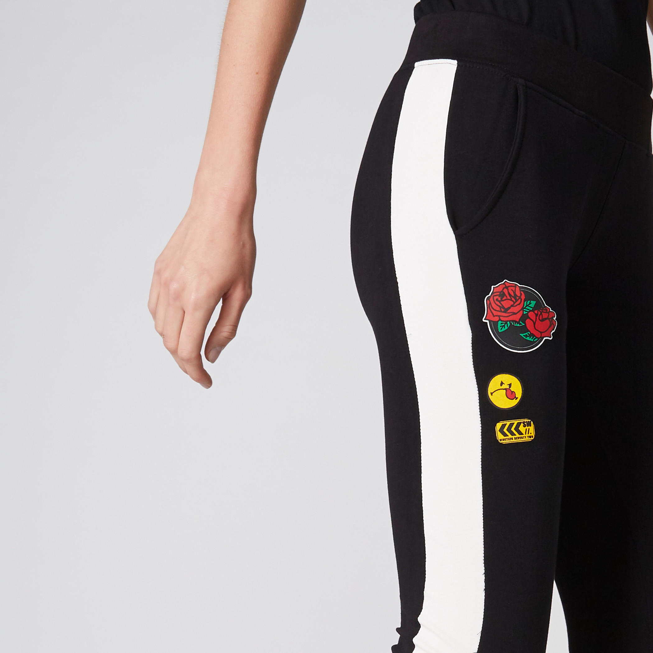 بنطال رياضي بخصر مطّاطي وطبعات سمايلي وورلد-women-clothing-bottoms-joggers-image-4