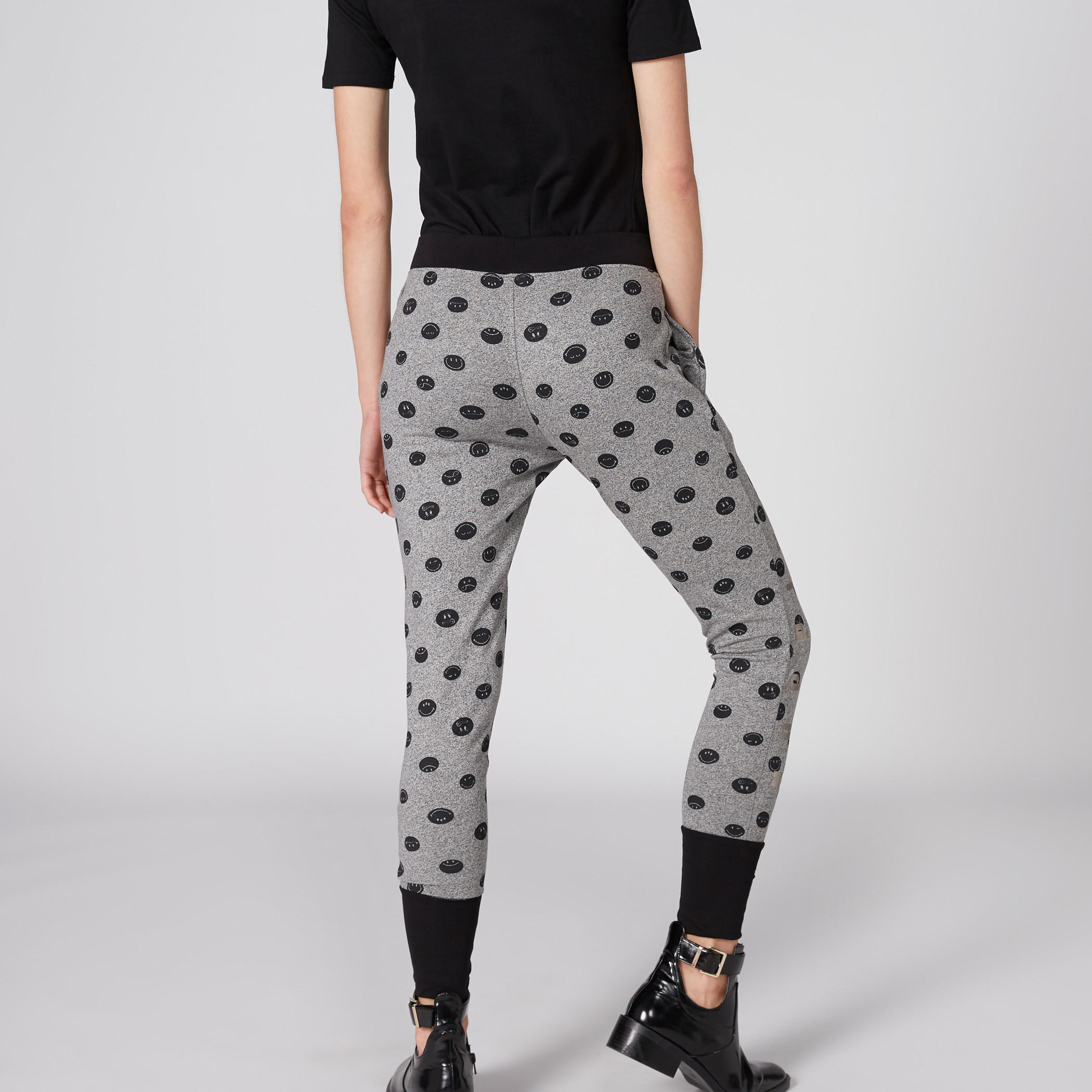 بنطال رياضي بجيوب وطبعات سمايلي وورلد-women-clothing-bottoms-joggers-image-2