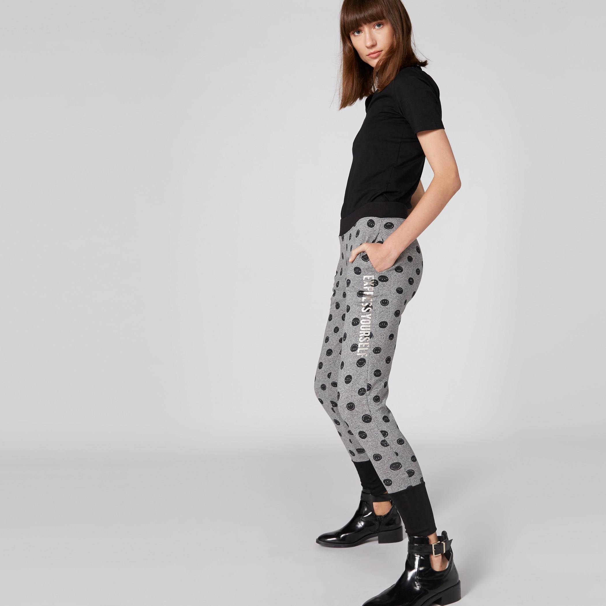 بنطال رياضي بجيوب وطبعات سمايلي وورلد-women-clothing-bottoms-joggers-image-3