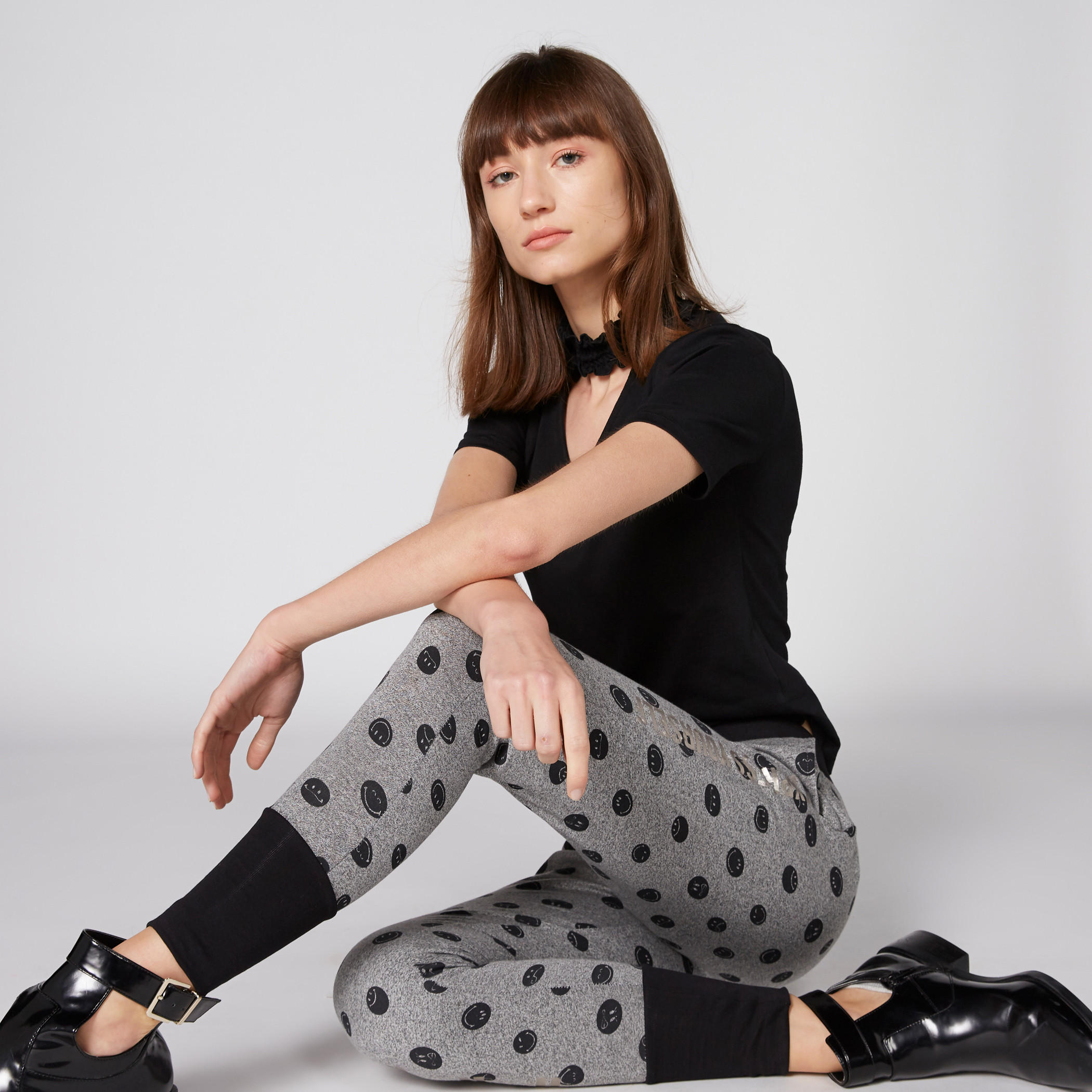 بنطال رياضي بجيوب وطبعات سمايلي وورلد-women-clothing-bottoms-joggers-image-4