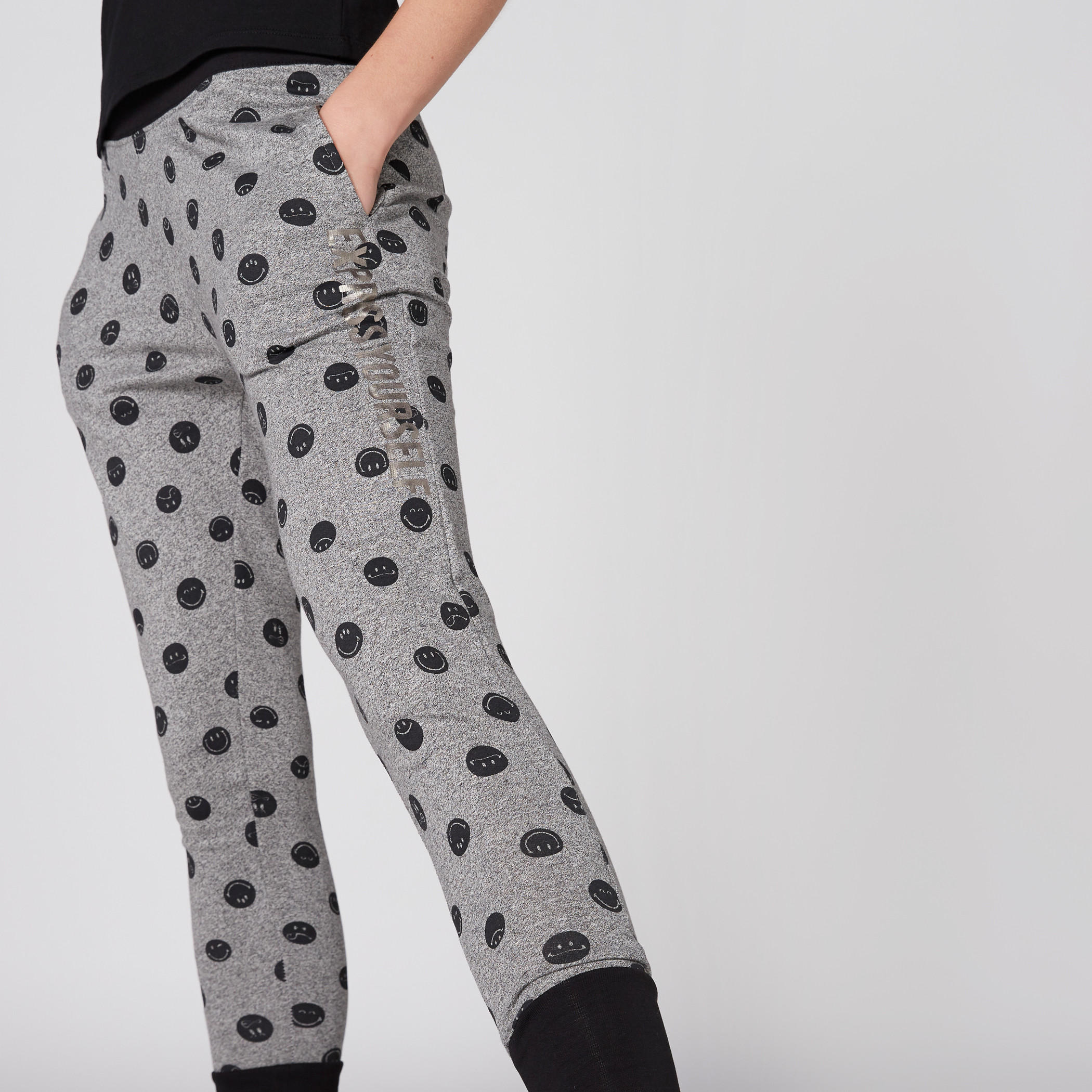 بنطال رياضي بجيوب وطبعات سمايلي وورلد-women-clothing-bottoms-joggers-image-5