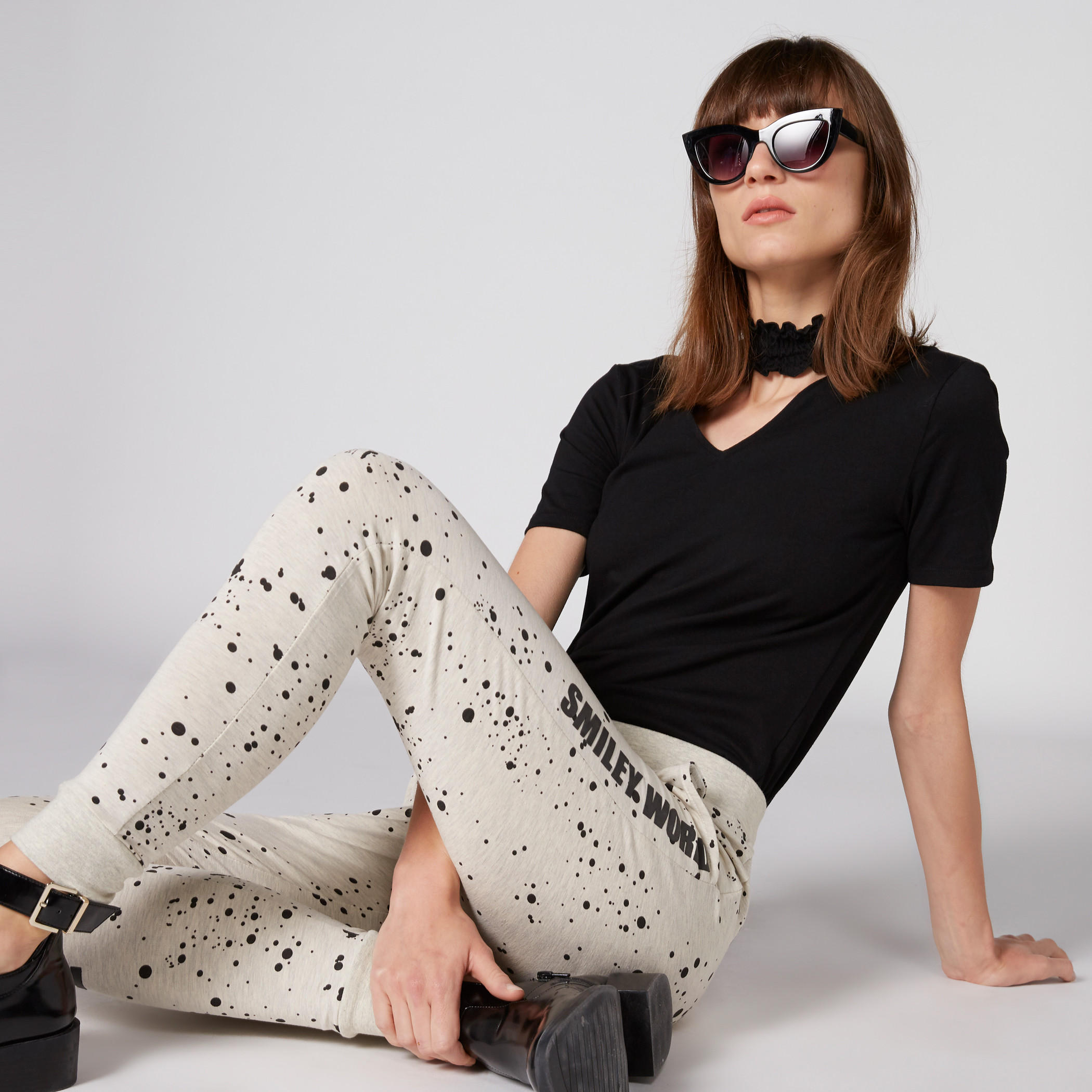 بنطال رياضي بجيوب وطبعات سمايلي وورلد-women-clothing-bottoms-joggers-image-1