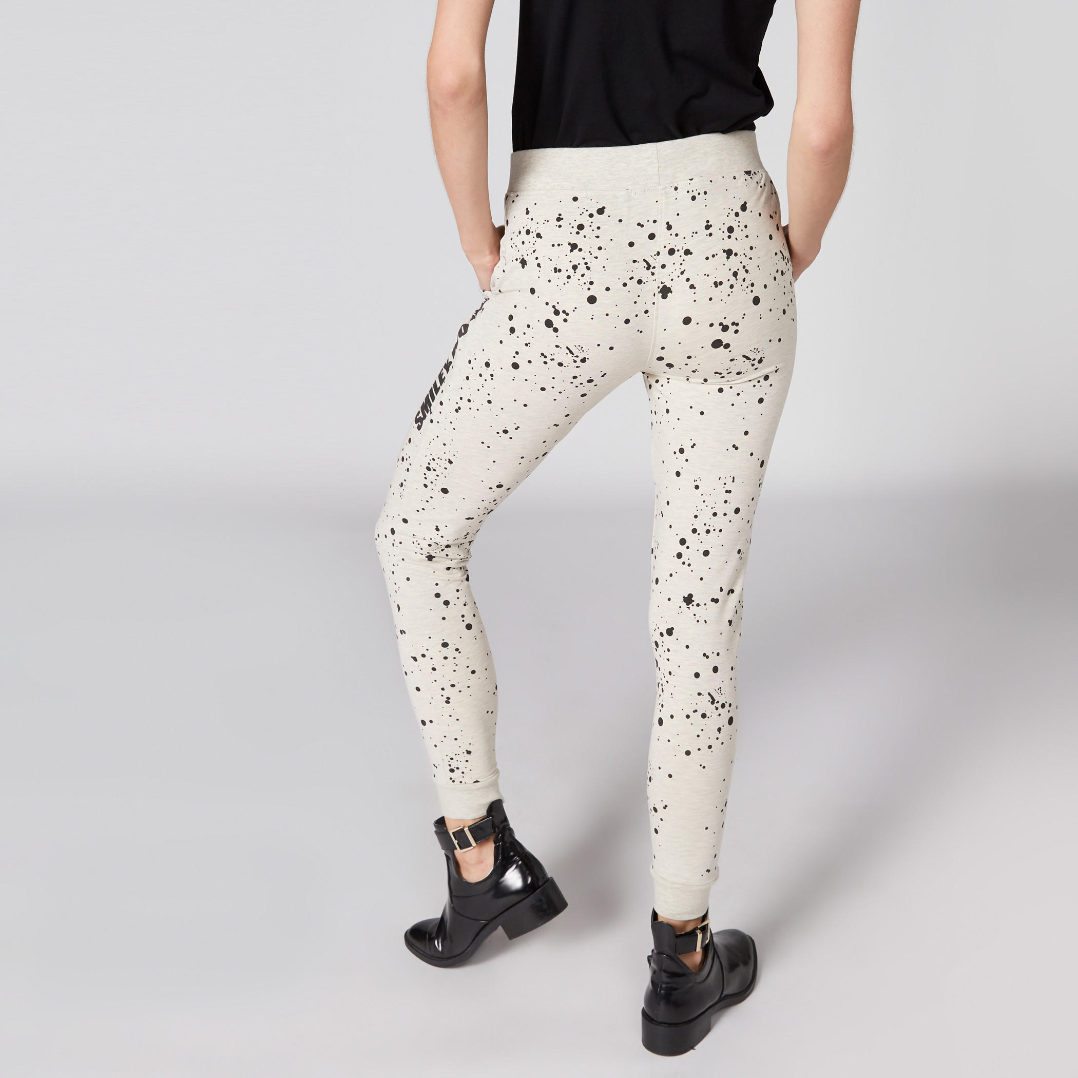 بنطال رياضي بجيوب وطبعات سمايلي وورلد-women-clothing-bottoms-joggers-image-2