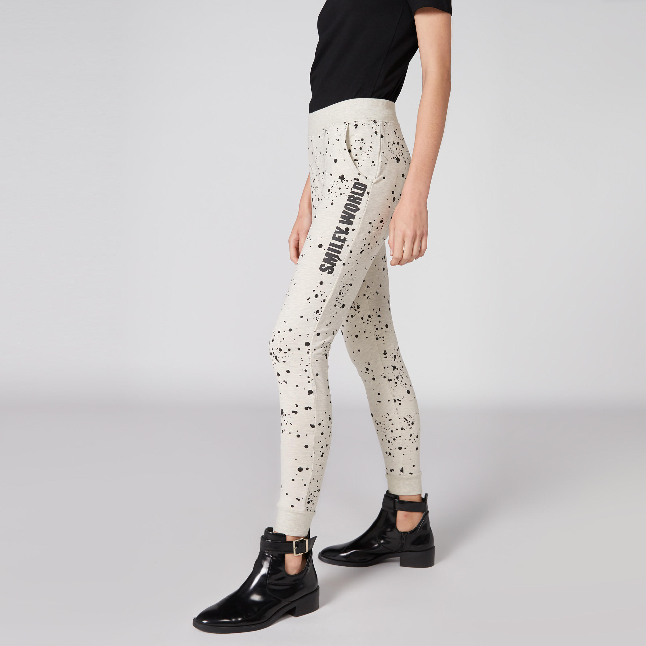 بنطال رياضي بجيوب وطبعات سمايلي وورلد-women-clothing-bottoms-joggers-image-3
