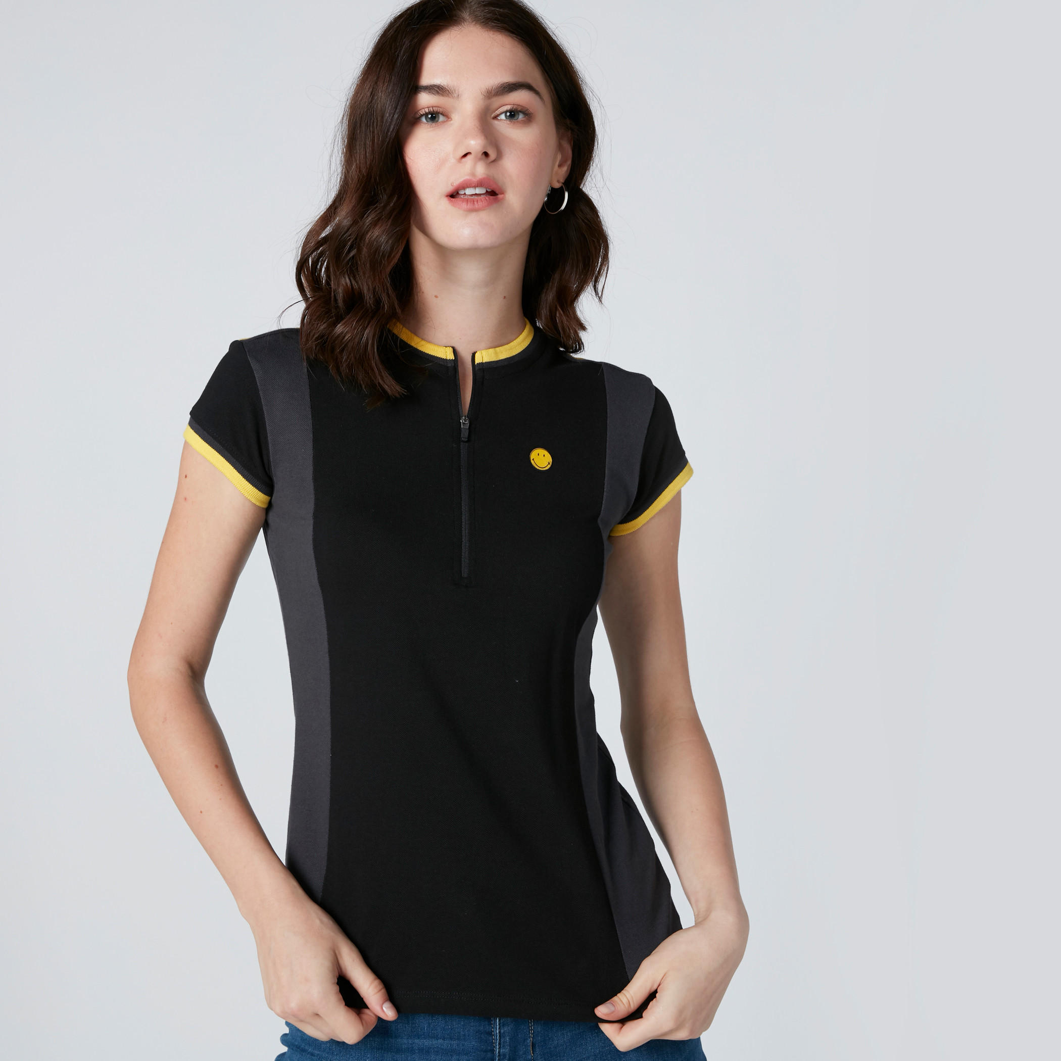 تيشيرت بطبعات سمايلي وورلد بأكمام قصيرة وسحّاب-women-clothing-tshirts-image-1