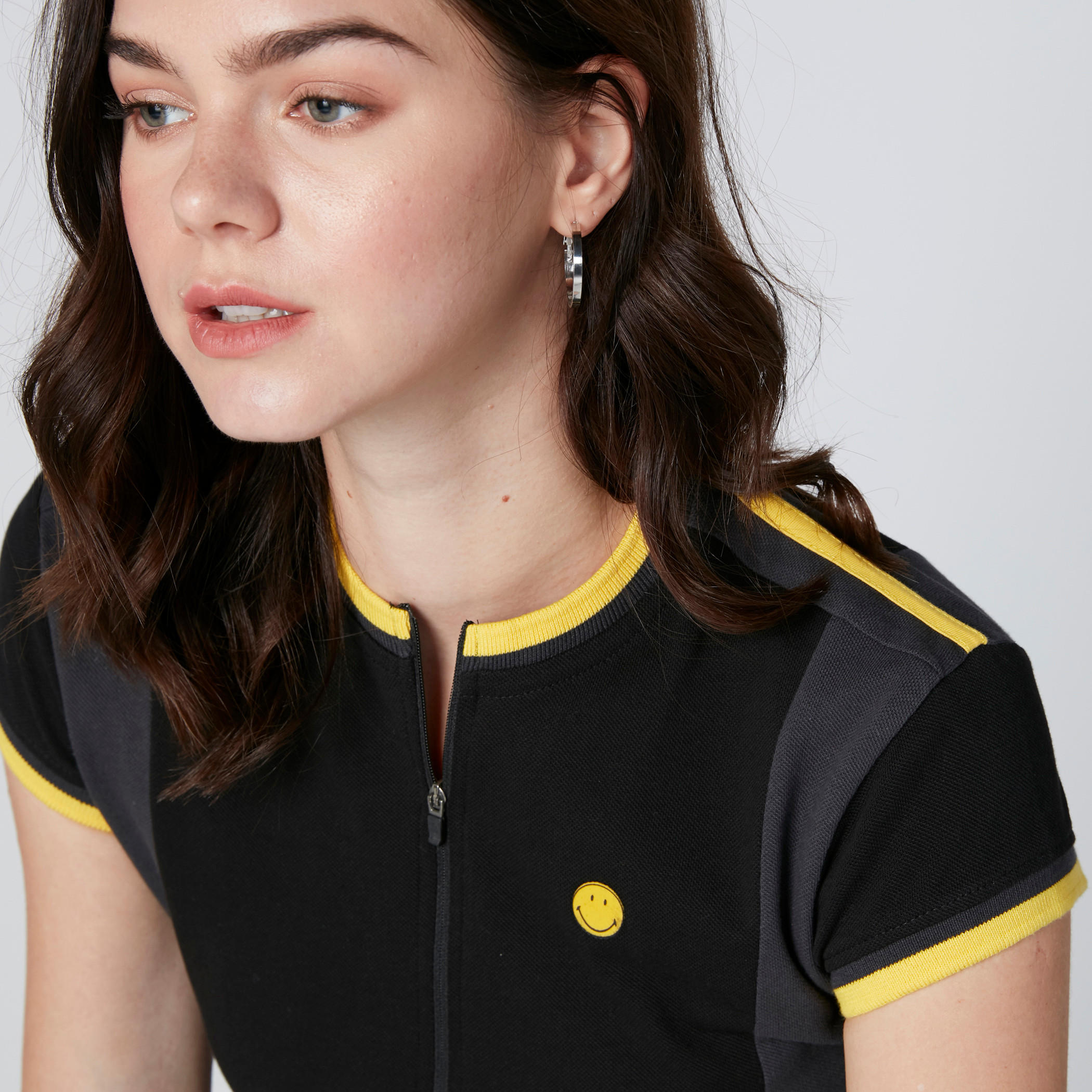 تيشيرت بطبعات سمايلي وورلد بأكمام قصيرة وسحّاب-women-clothing-tshirts-image-3