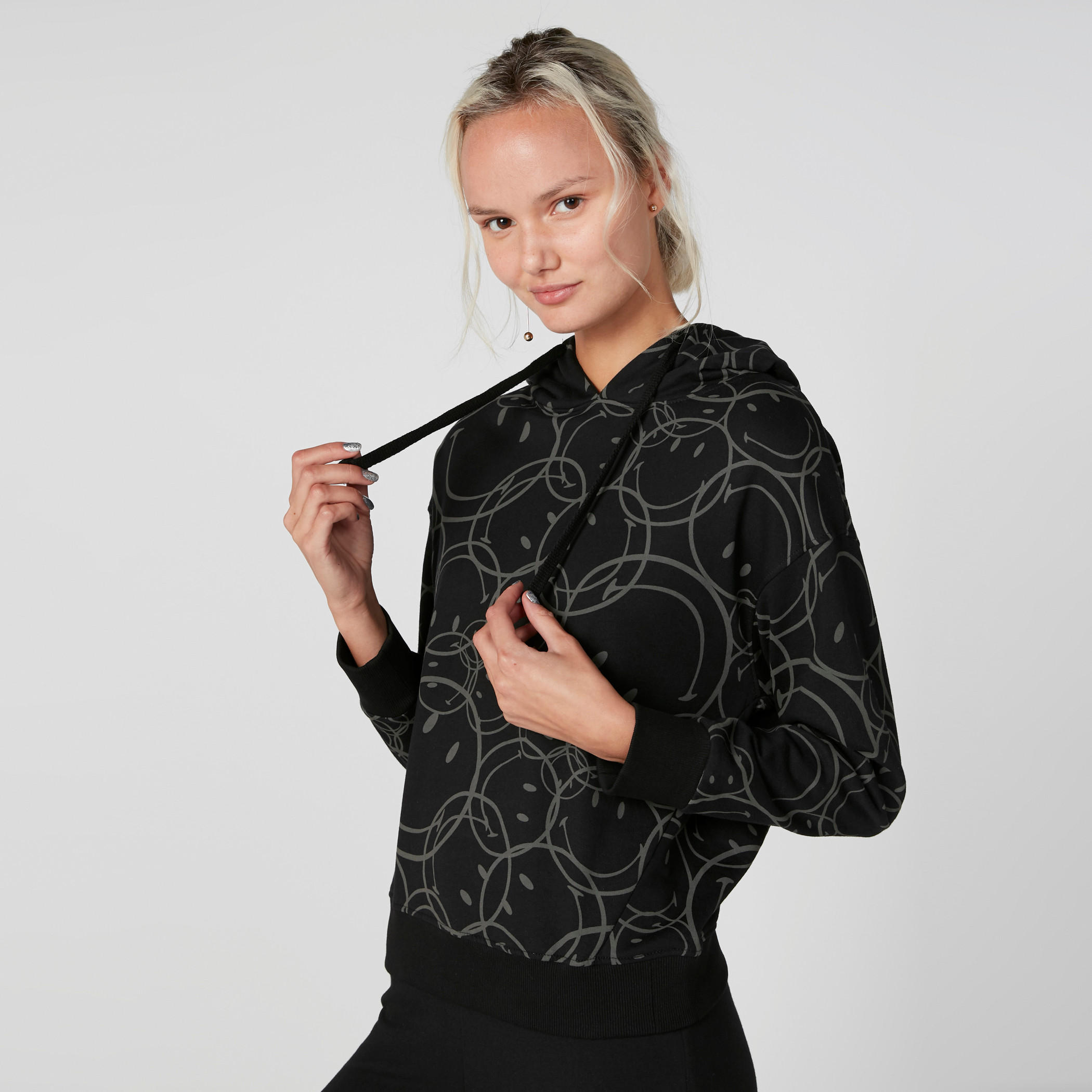 سويت شيرت بقبّعة وأكمام طويلة وطبعات سمايلي وورلد-women-winterwear-hoodiesandsweatshirts-hoodies-image-4