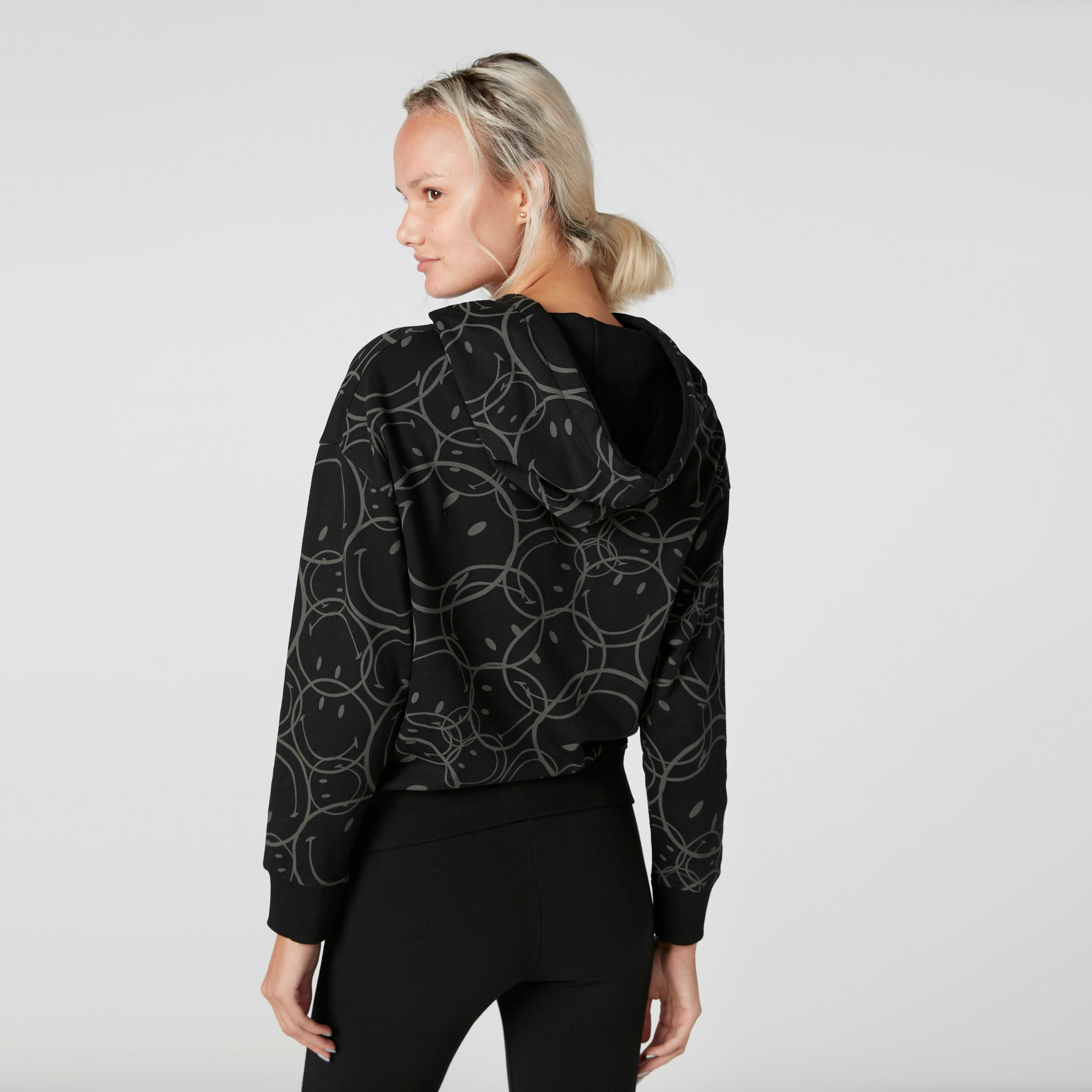 سويت شيرت بقبّعة وأكمام طويلة وطبعات سمايلي وورلد-women-winterwear-hoodiesandsweatshirts-hoodies-image-3