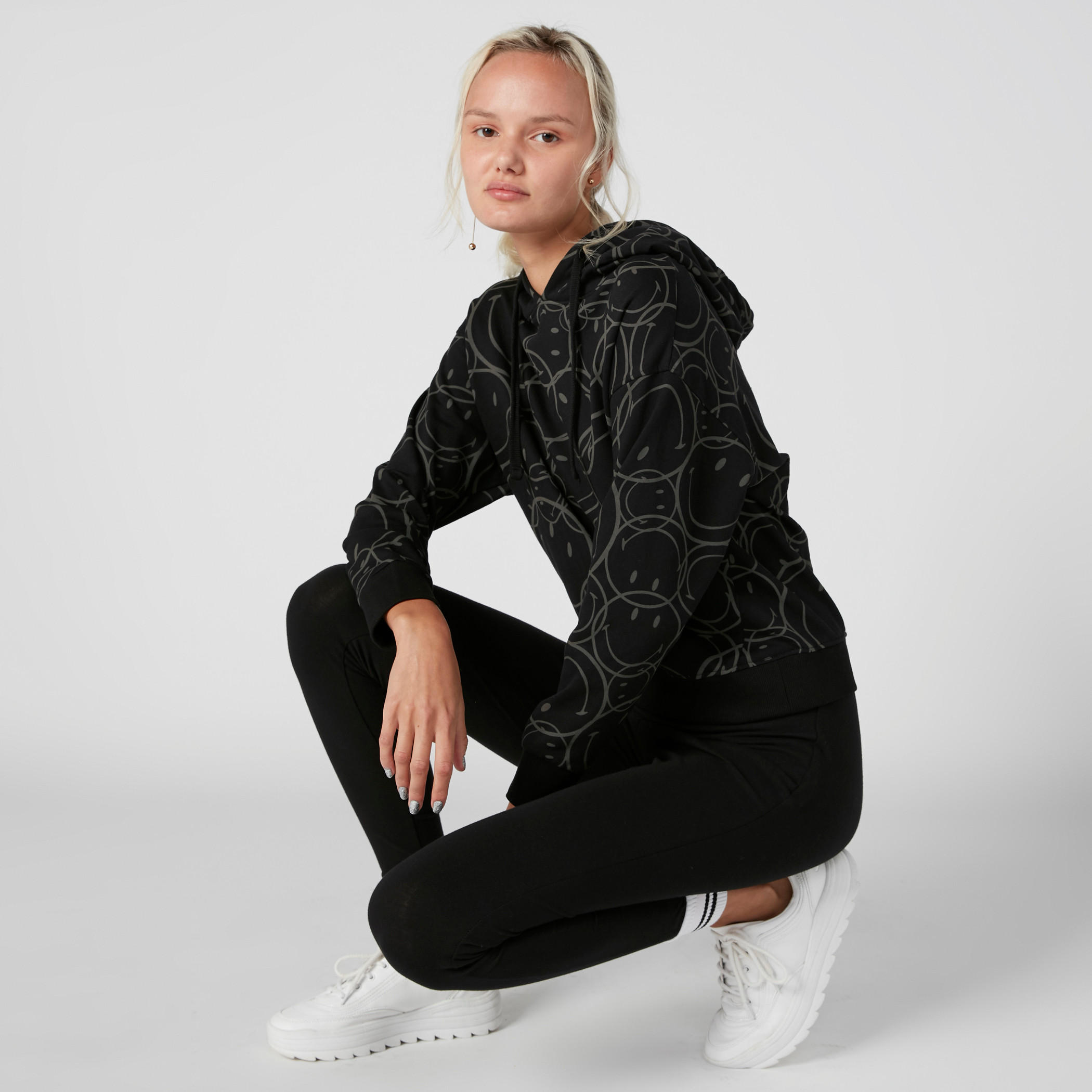 سويت شيرت بقبّعة وأكمام طويلة وطبعات سمايلي وورلد-women-winterwear-hoodiesandsweatshirts-hoodies-image-2
