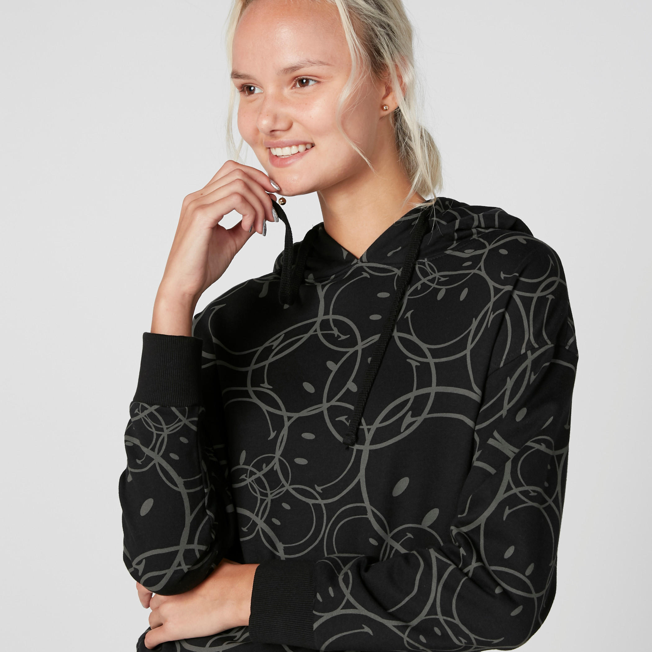 سويت شيرت بقبّعة وأكمام طويلة وطبعات سمايلي وورلد-women-winterwear-hoodiesandsweatshirts-hoodies-image-1