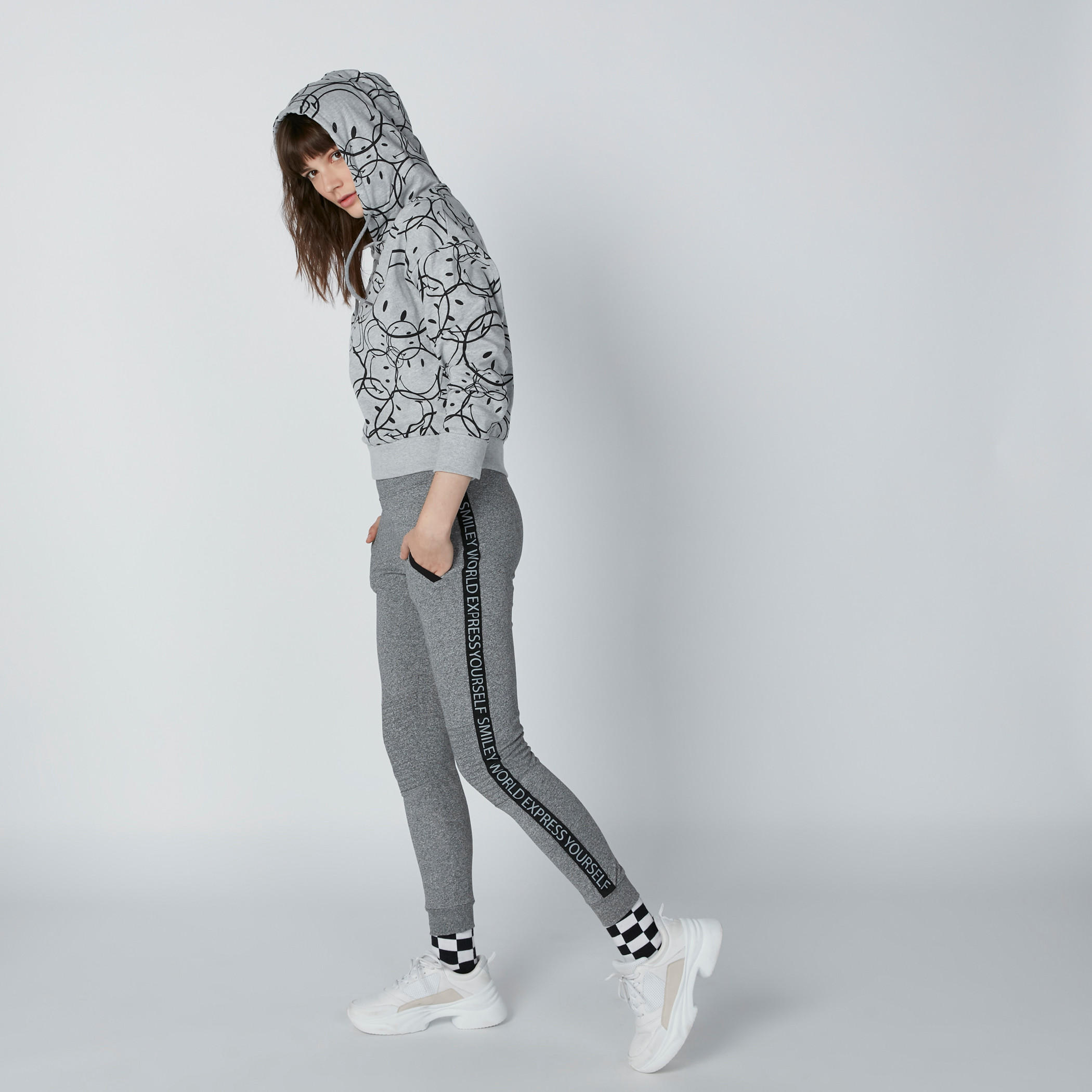 سويت شيرت سليم فيت بقبّعة وطبعات سمايلي وورلد-women-winterwear-hoodiesandsweatshirts-hoodies-image-1
