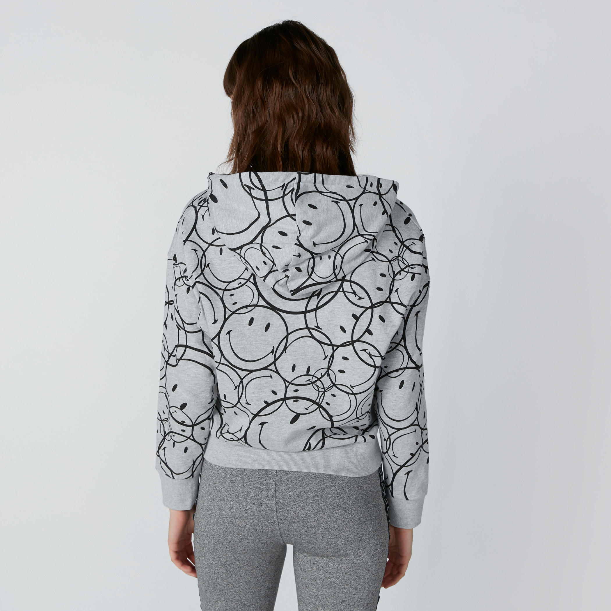 سويت شيرت سليم فيت بقبّعة وطبعات سمايلي وورلد-women-winterwear-hoodiesandsweatshirts-hoodies-image-2