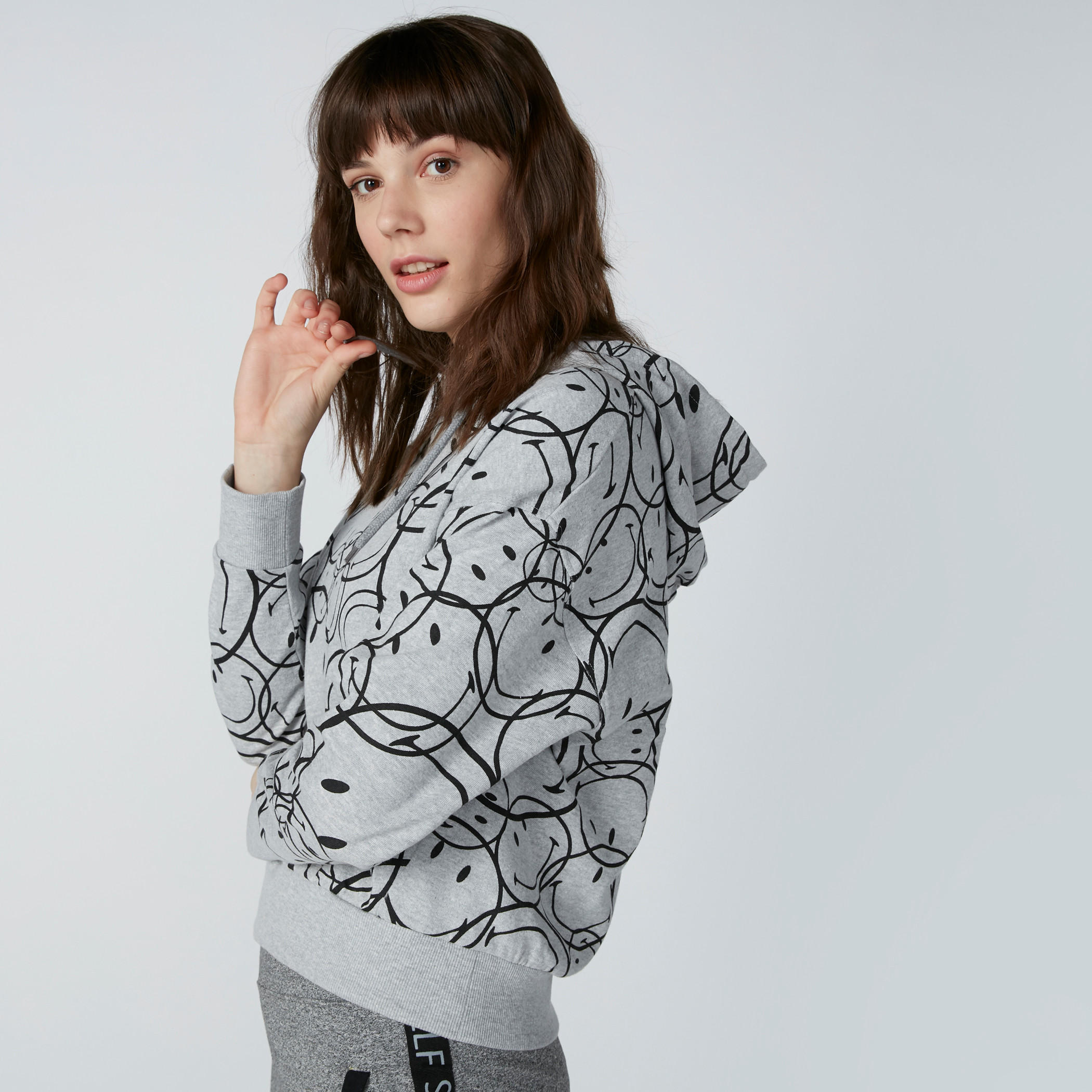 سويت شيرت سليم فيت بقبّعة وطبعات سمايلي وورلد-women-winterwear-hoodiesandsweatshirts-hoodies-image-3