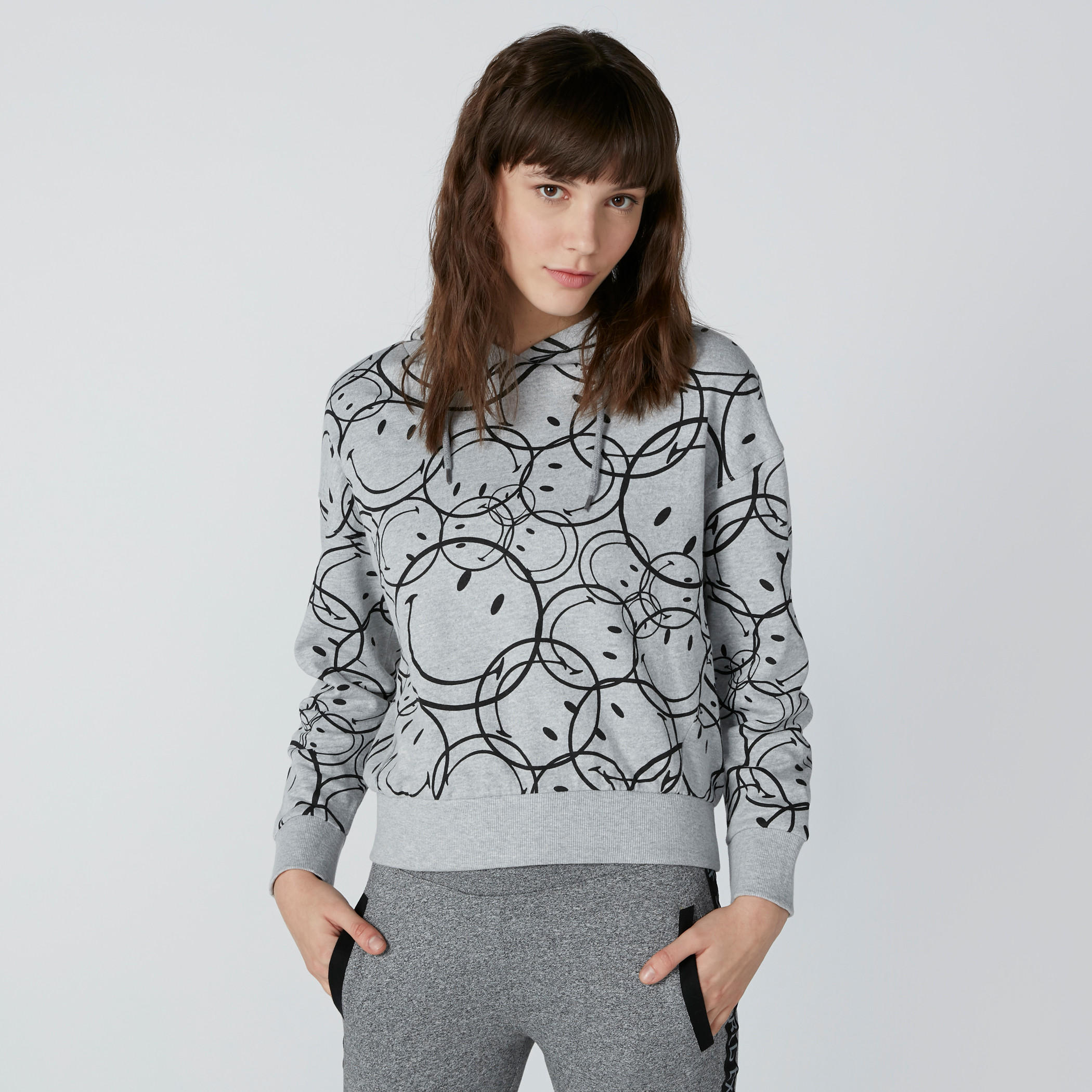 سويت شيرت سليم فيت بقبّعة وطبعات سمايلي وورلد-women-winterwear-hoodiesandsweatshirts-hoodies-image-4