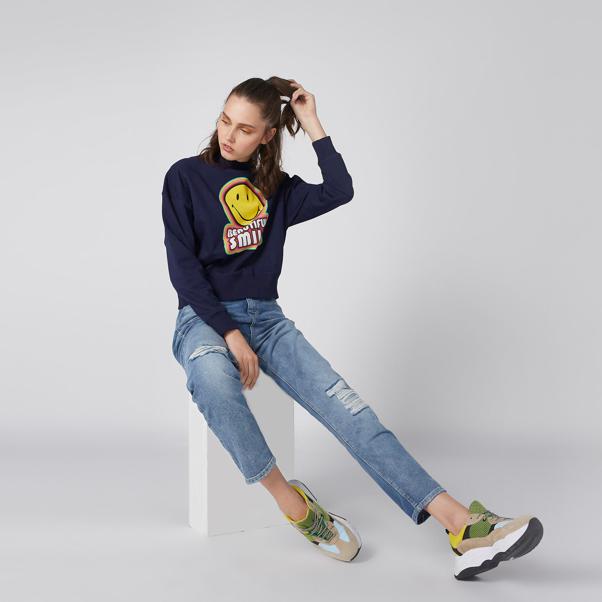 سويت شيرت بياقة عالية وأكمام طويلة وطبعات سمايلي وورلد-women-winterwear-hoodiesandsweatshirts-sweatshirts-image-2