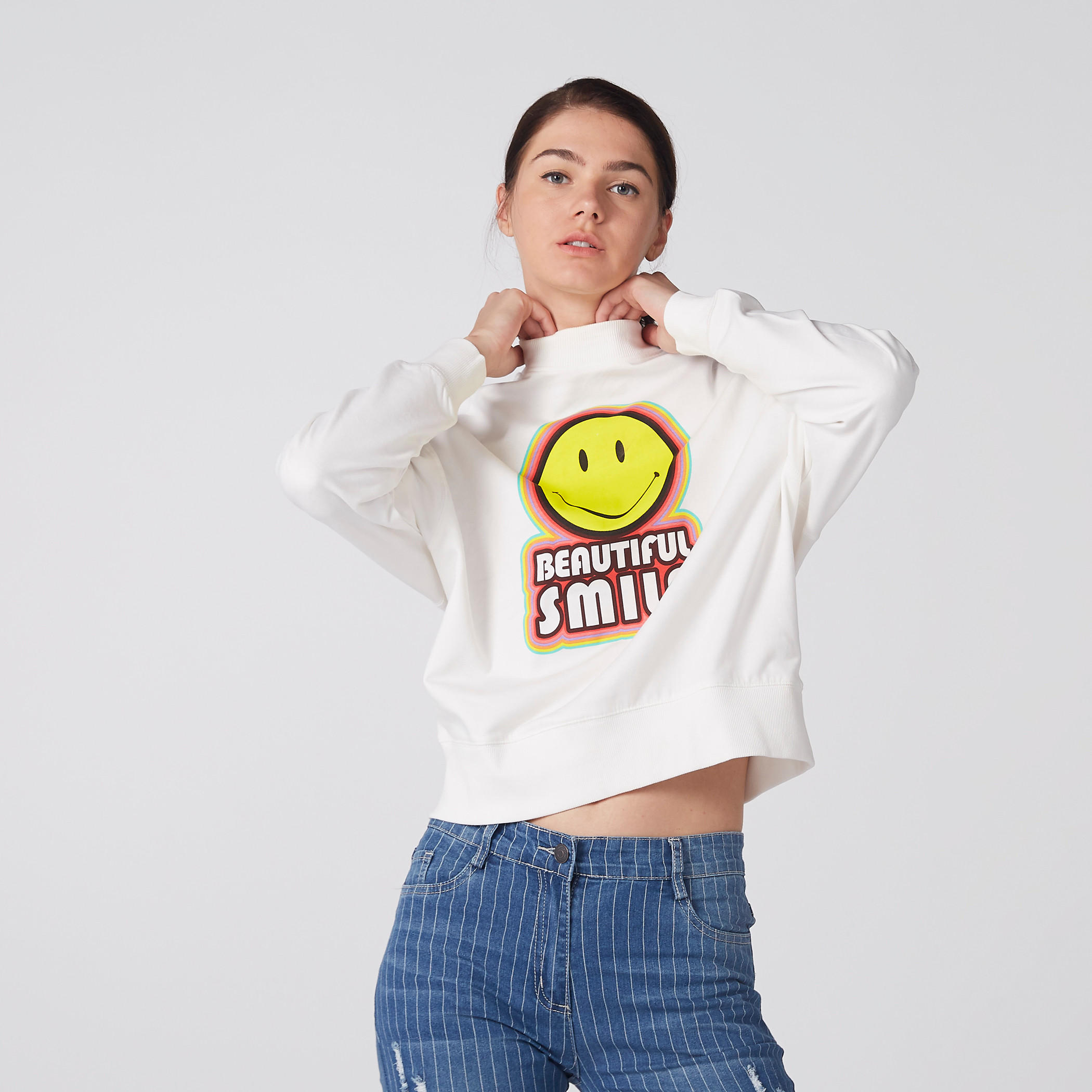 سويت شيرت بياقة عالية وأكمام طويلة وطبعات سمايلي وورلد-women-winterwear-hoodiesandsweatshirts-sweatshirts-image-1