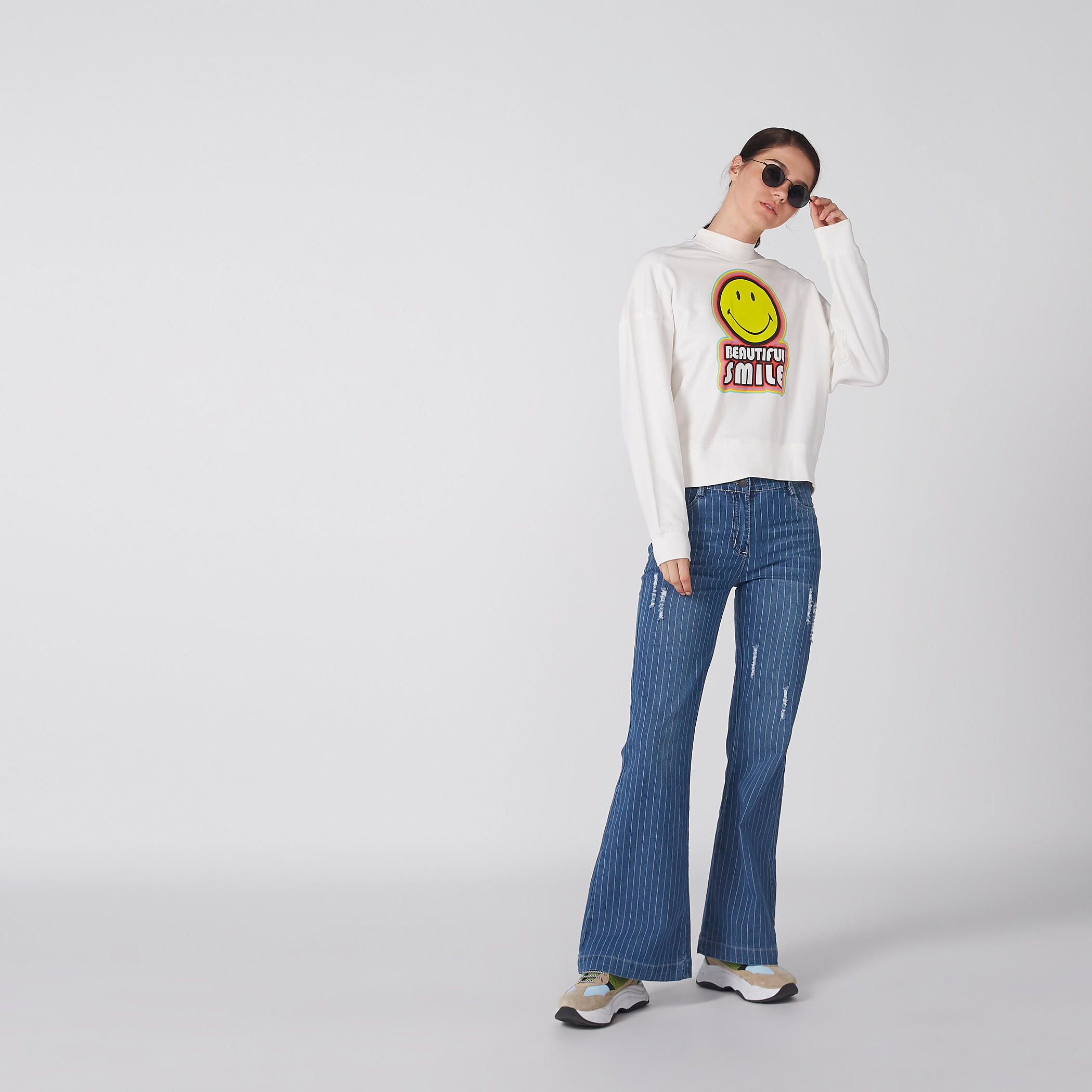 سويت شيرت بياقة عالية وأكمام طويلة وطبعات سمايلي وورلد-women-winterwear-hoodiesandsweatshirts-sweatshirts-image-2