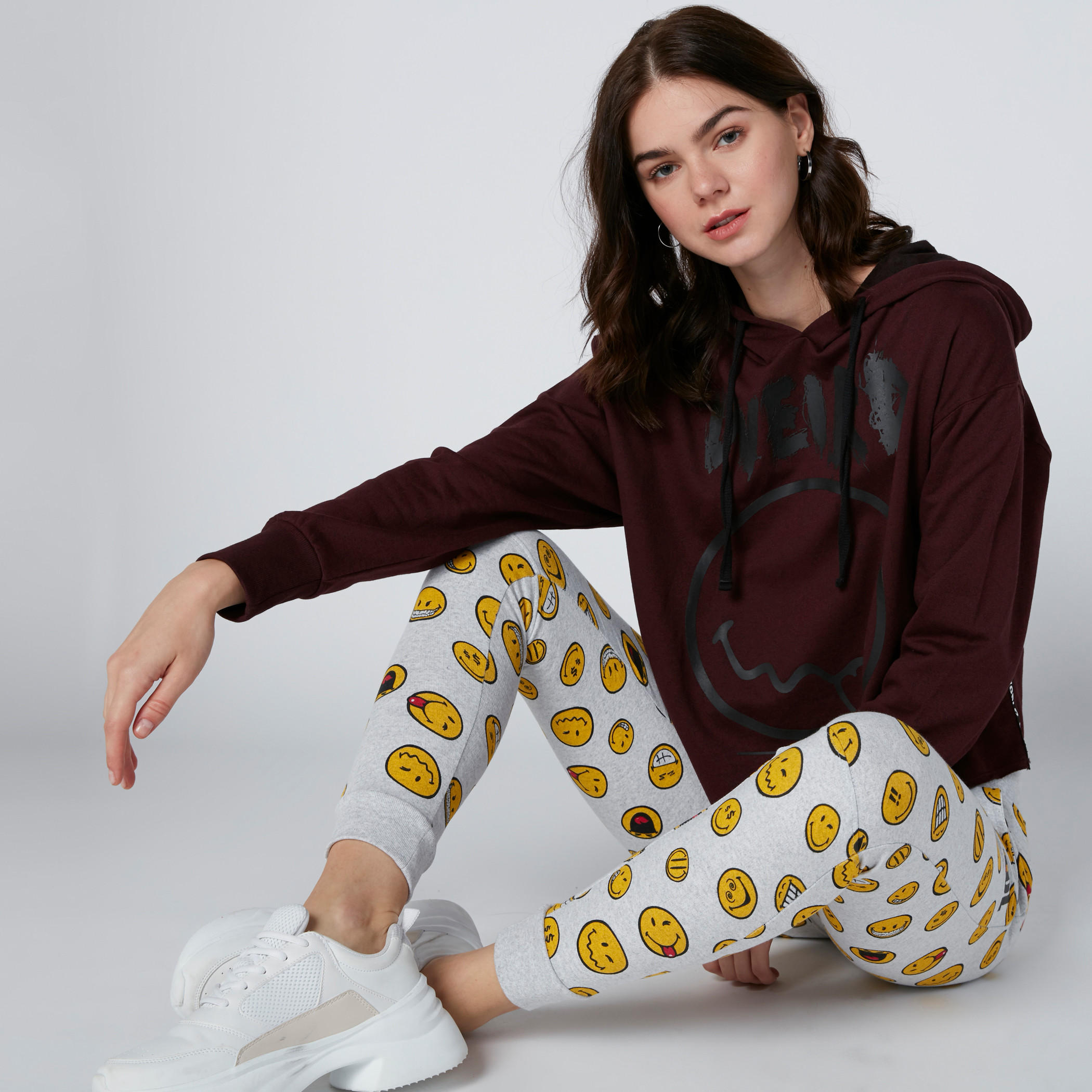 بنطال رياضي بجيوب وطبعات سمايلي وورلد-women-clothing-bottoms-joggers-image-1