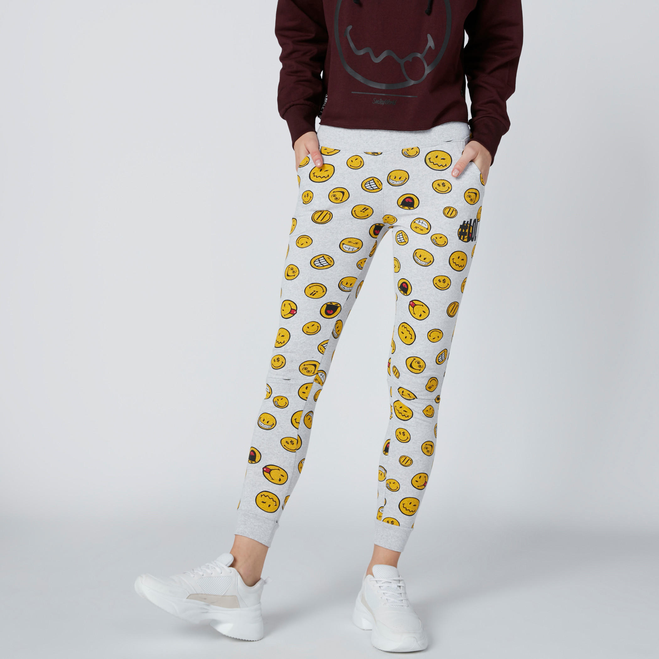 بنطال رياضي بجيوب وطبعات سمايلي وورلد-women-clothing-bottoms-joggers-image-3