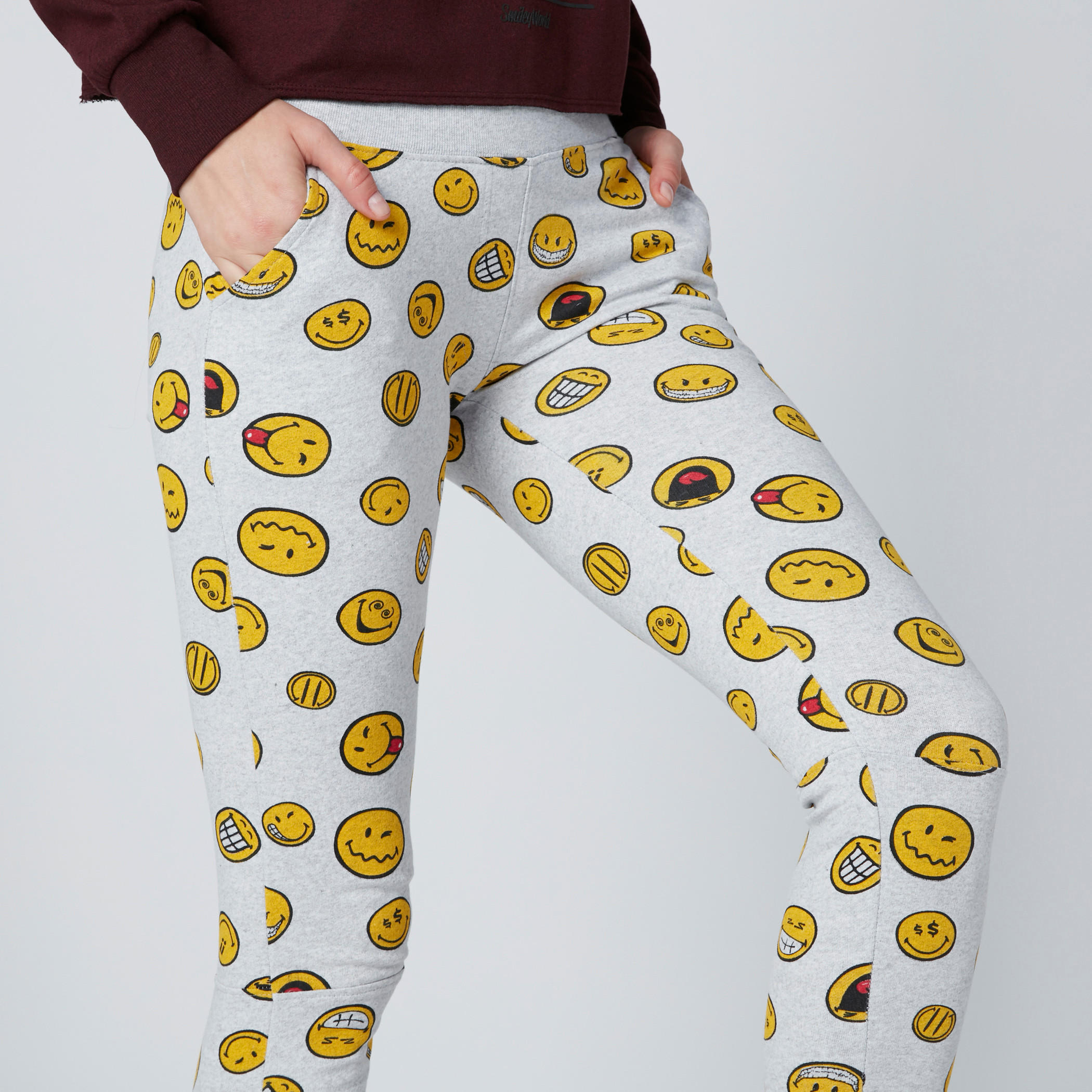 بنطال رياضي بجيوب وطبعات سمايلي وورلد-women-clothing-bottoms-joggers-image-4