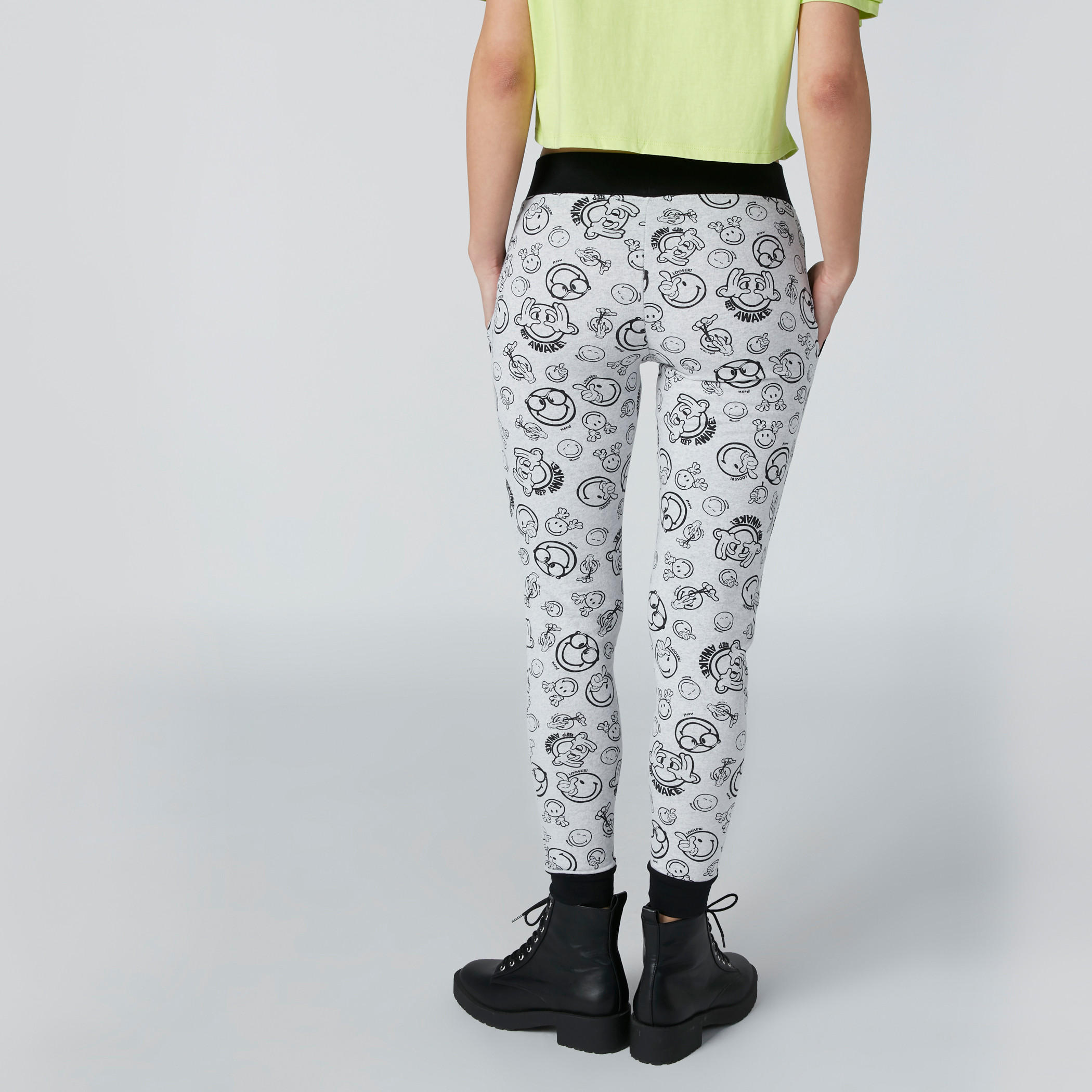 بنطال رياضي بجيوب وطبعات سمايلي وورلد-women-clothing-bottoms-joggers-image-2