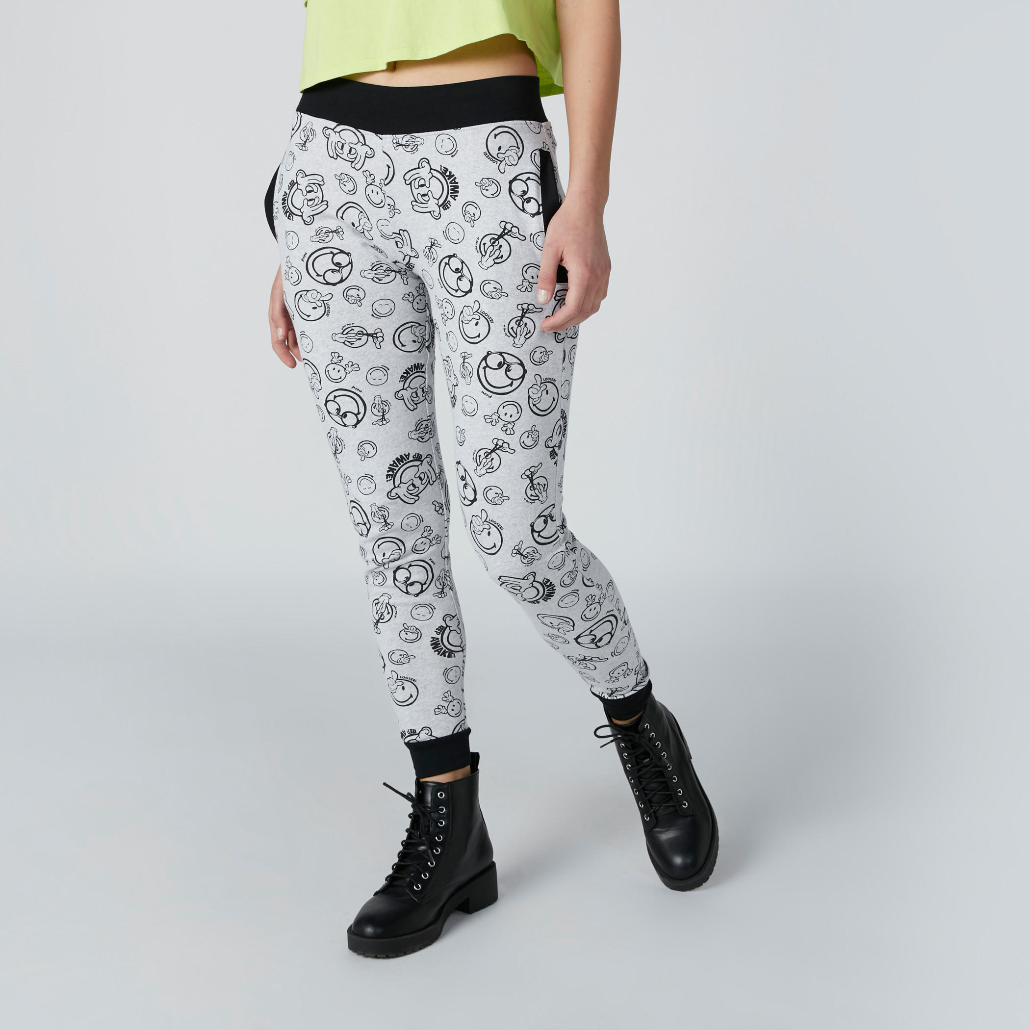 بنطال رياضي بجيوب وطبعات سمايلي وورلد-women-clothing-bottoms-joggers-image-3