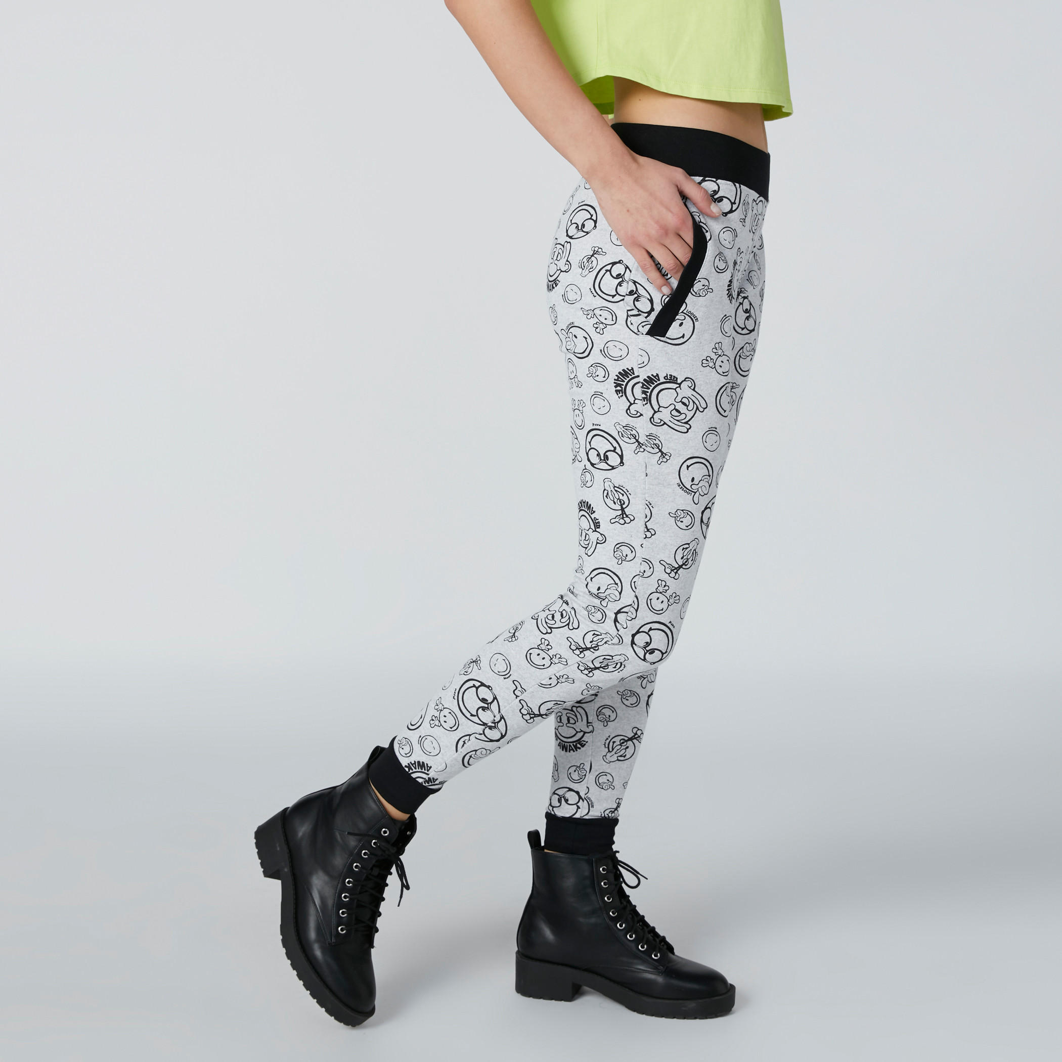 بنطال رياضي بجيوب وطبعات سمايلي وورلد-women-clothing-bottoms-joggers-image-4