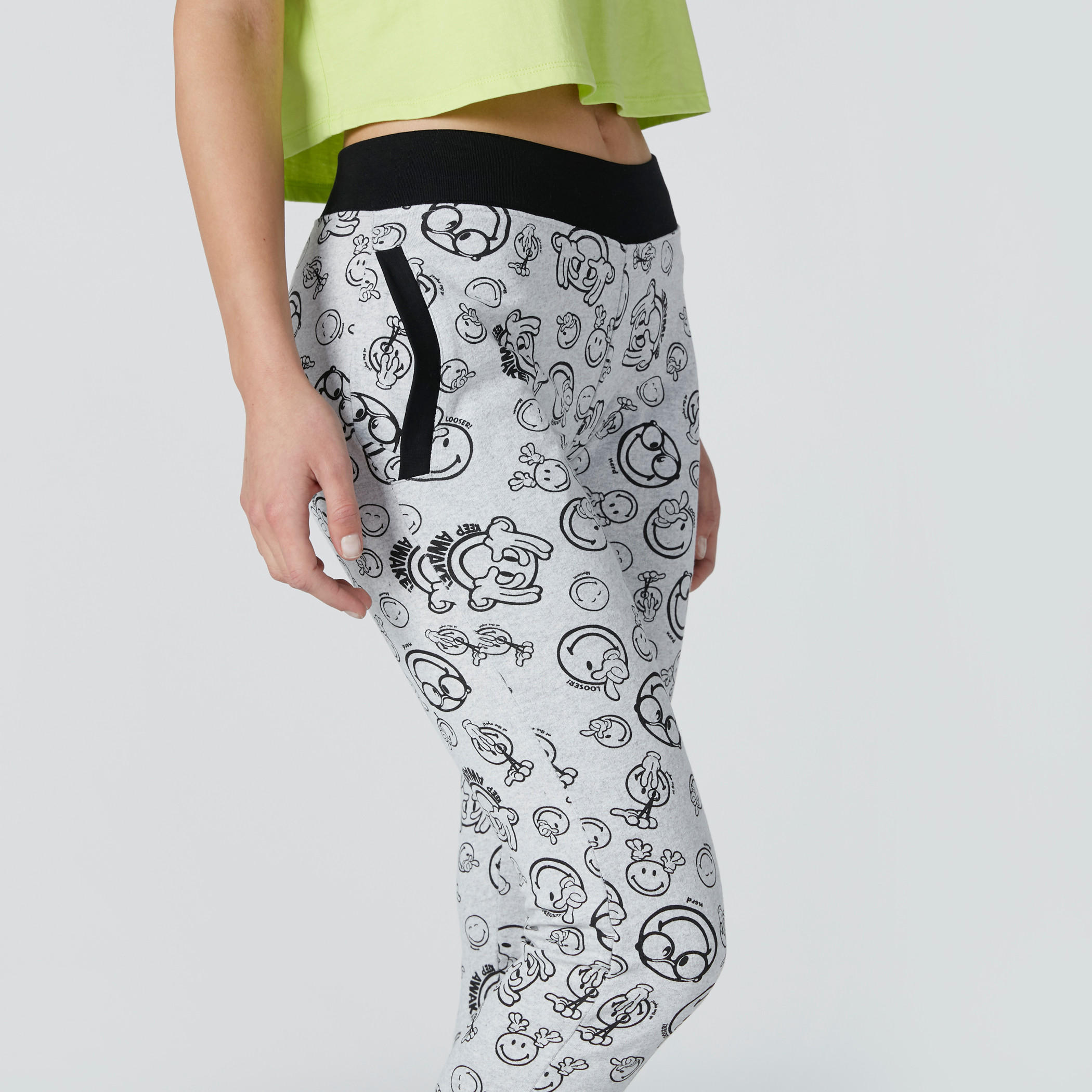 بنطال رياضي بجيوب وطبعات سمايلي وورلد-women-clothing-bottoms-joggers-image-5